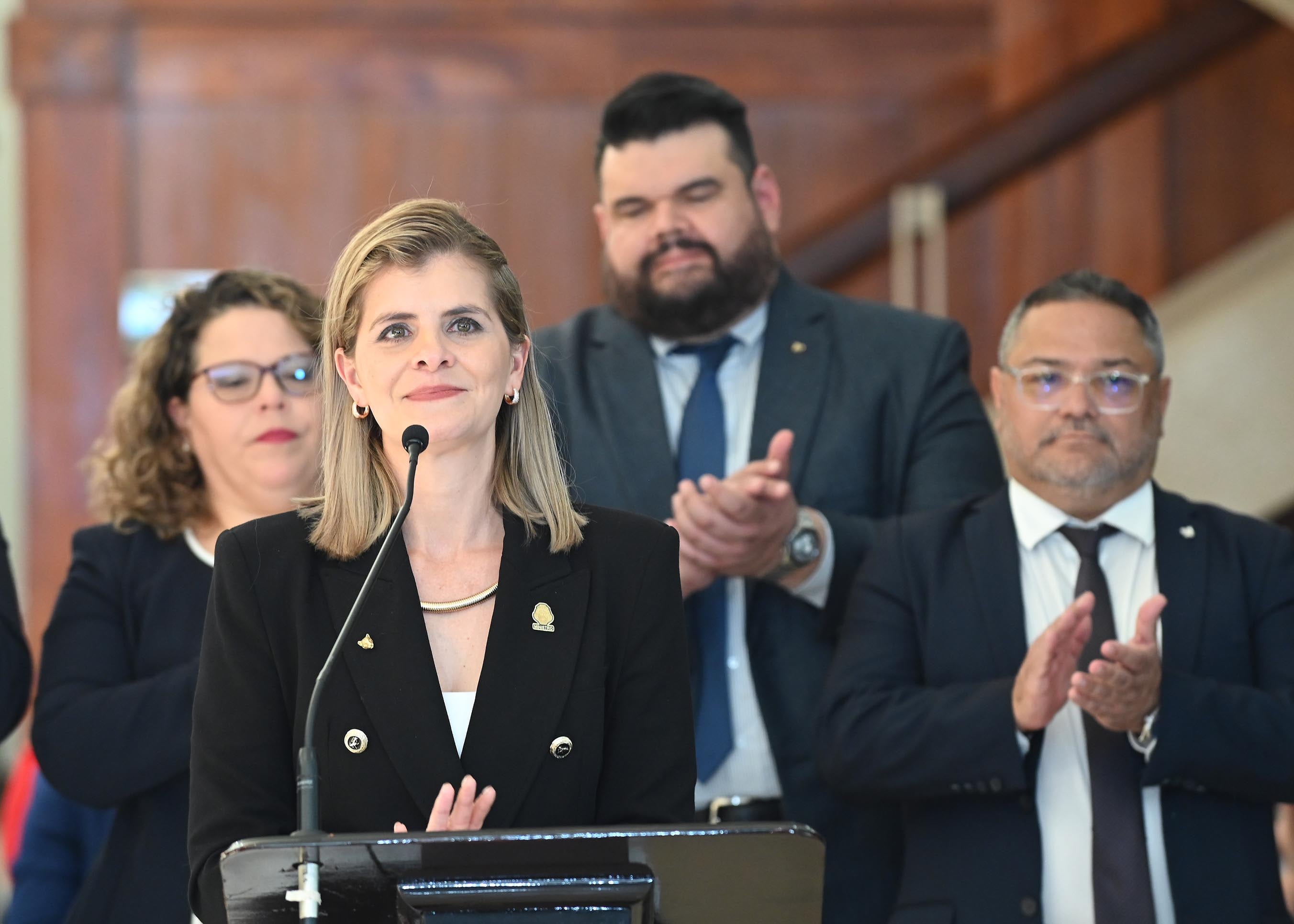 Presidente Chávez anuncia renuncia y sustitución de 5 ministros del gabinete.