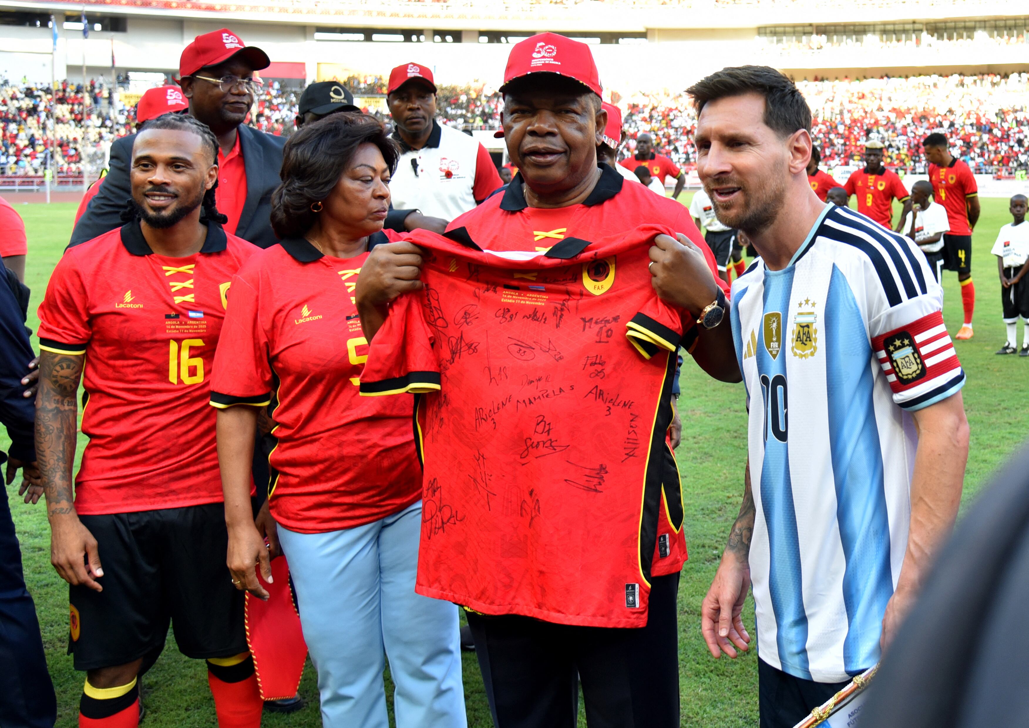 Hasta el presidente de Angola, Joao Lourenco, quería un recuerdo con Messi antes del partido. A la izquierda, el capitán Fredy, alistando su jugada maestra.