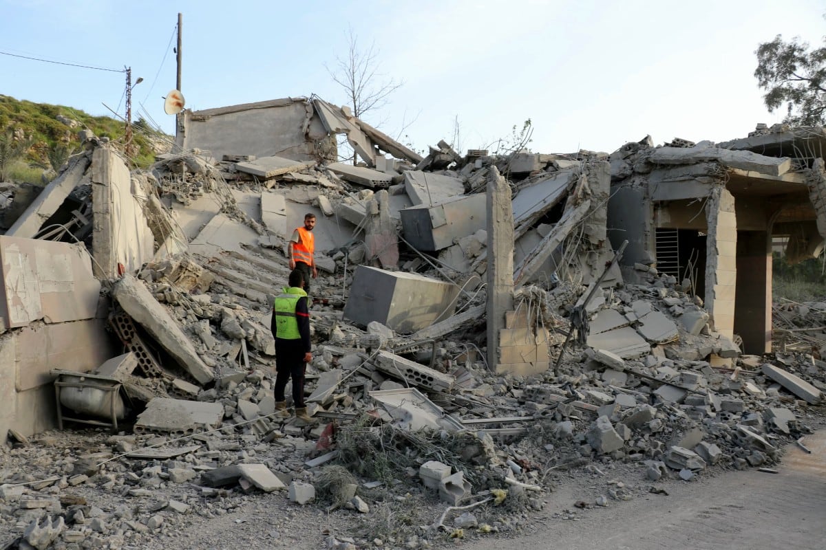 Equipos de emergencia se reúnen en el lugar de un ataque aéreo israelí que tuvo como objetivo la localidad libanesa de Srifa, en el sur del país, el 14 de abril de 2026.