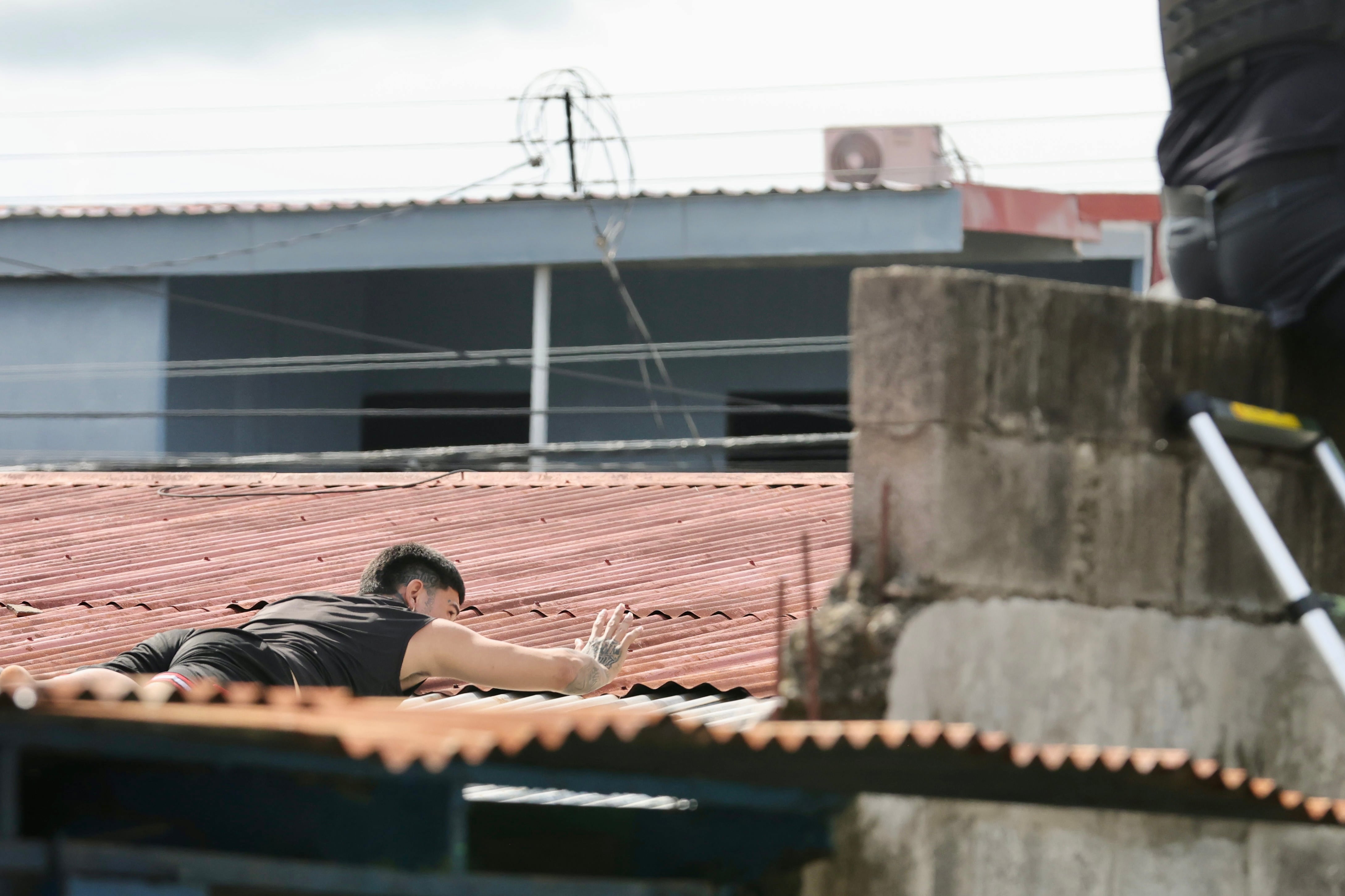 La Fiscalía y el OIJ de Puntarenas ejecutan allanamientos en Barranca por presunta venta de drogas en esa comunidad.