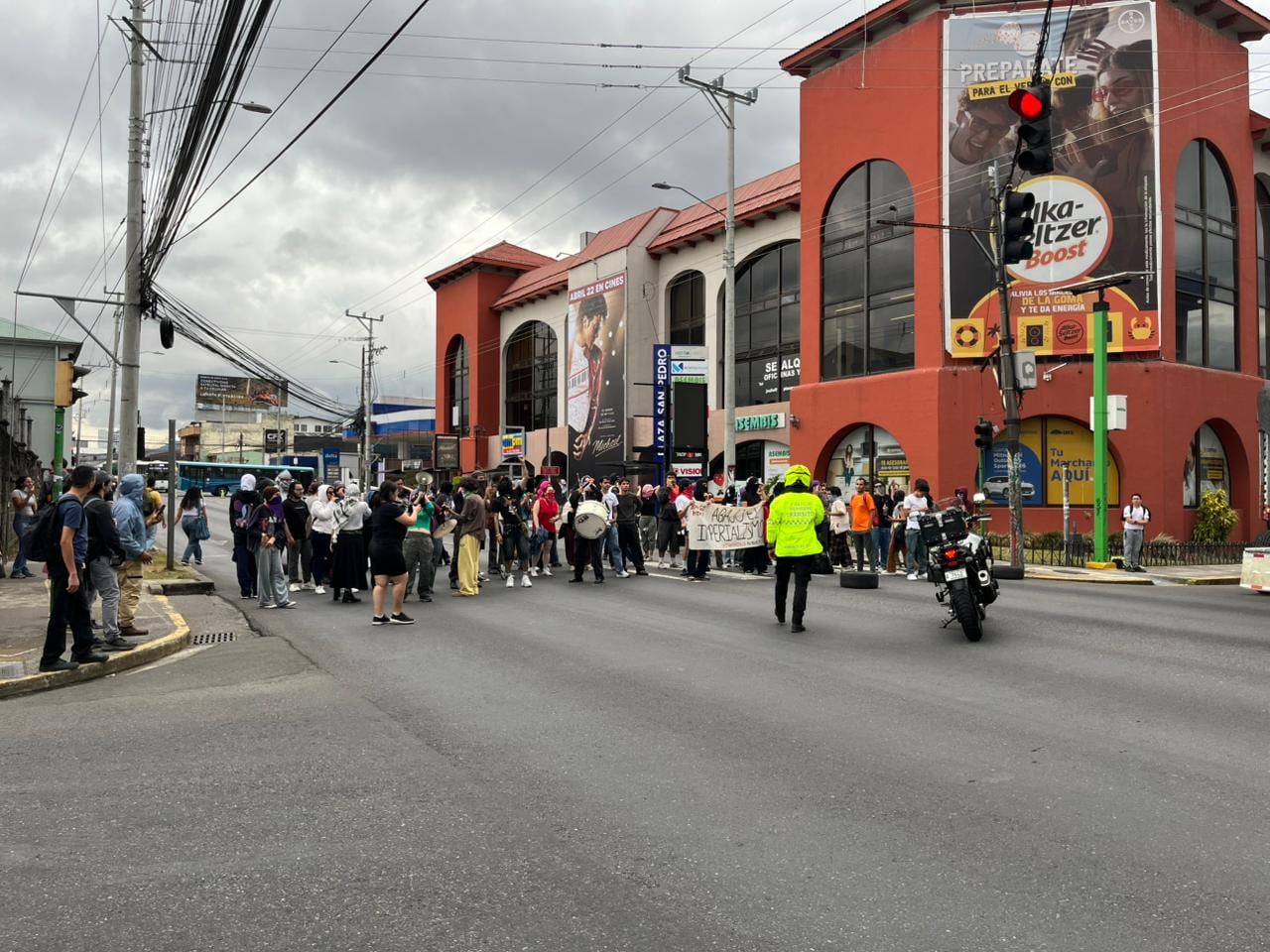 Un nuevo bloqueo frente al Outelt Mall por parte del movimiento estudiantil de la UCR, en protestas por las negociaciones del FEES 2027.