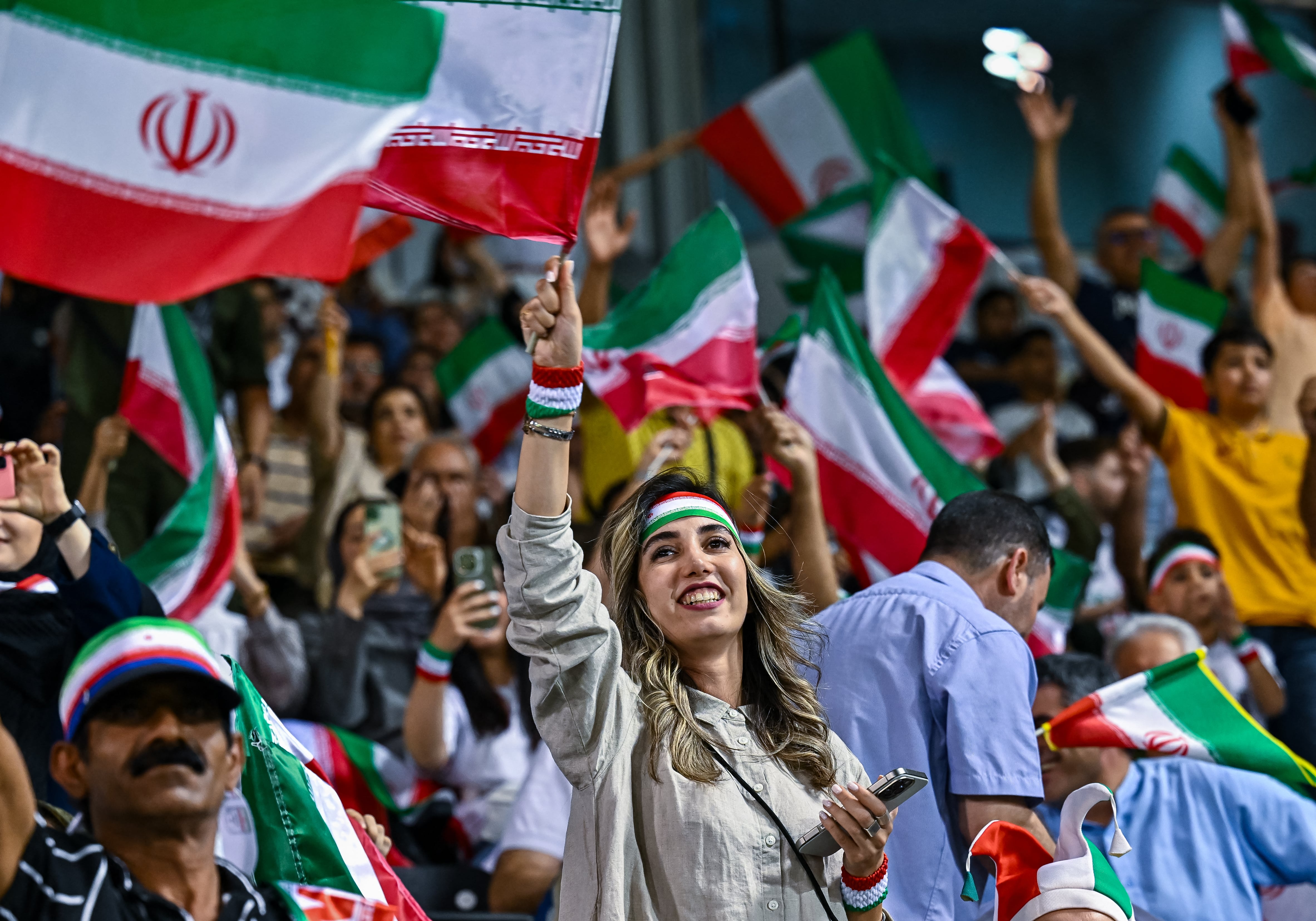 Aficionados de Irán animan a su selección antes del partido de la tercera ronda del Grupo A de las eliminatorias asiáticas de la AFC rumbo al Mundial 2026 de la FIFA entre Catar e Irán, en el estadio Jassim Bin Hamad, en Doha, Catar, el 5 de junio del 2025. (Foto de Noushad Thekkayil/NurPhoto). (Foto de Noushad Thekkayil / NurPhoto vía AFP)