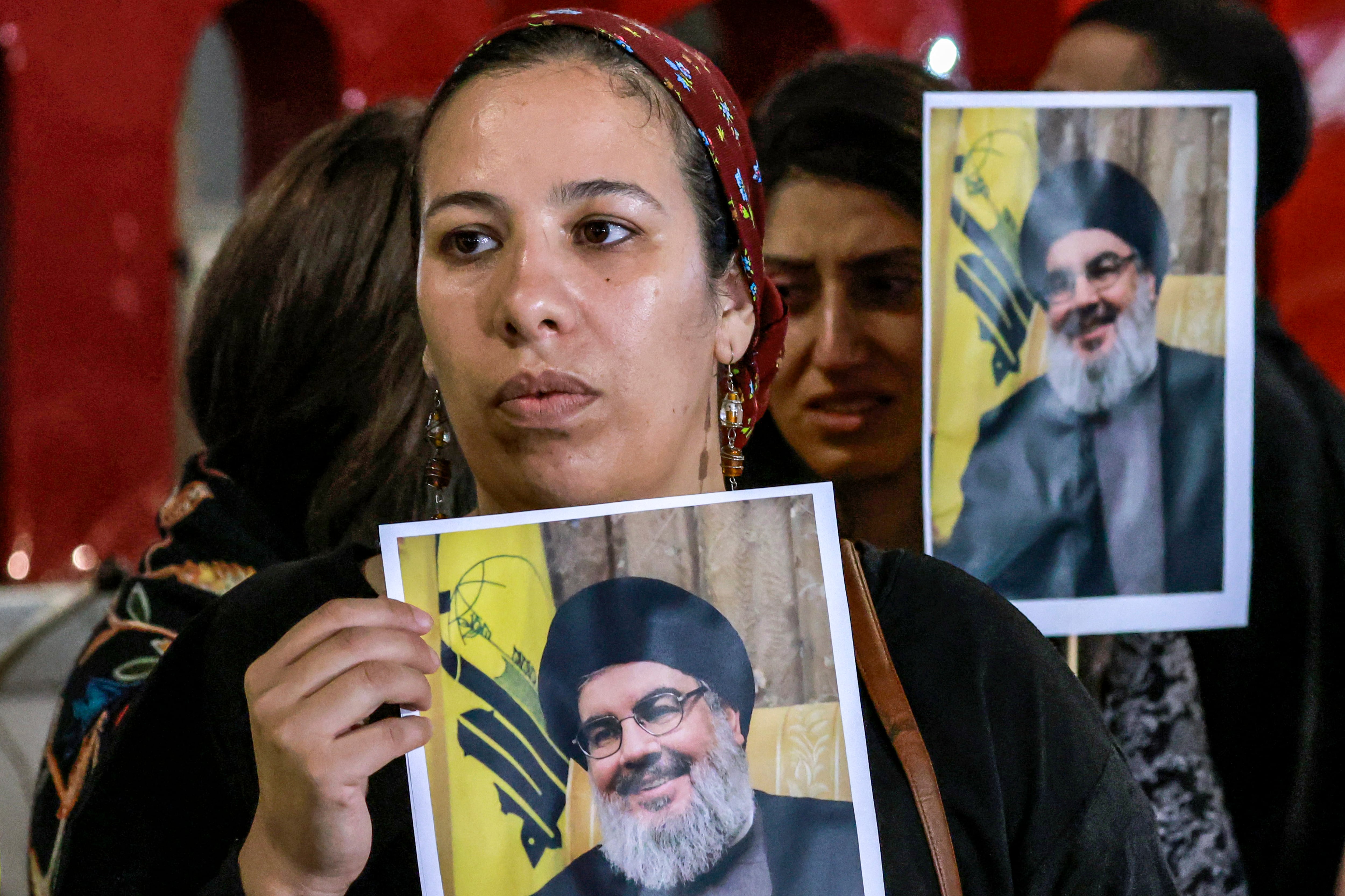 Manifestantes sostienen fotografías de Hassan Nasrallah, el fallecido líder del grupo libanés Hezbollah, durante una vigilia de protesta en la ciudad de Ramallah, en la Cisjordania ocupada.