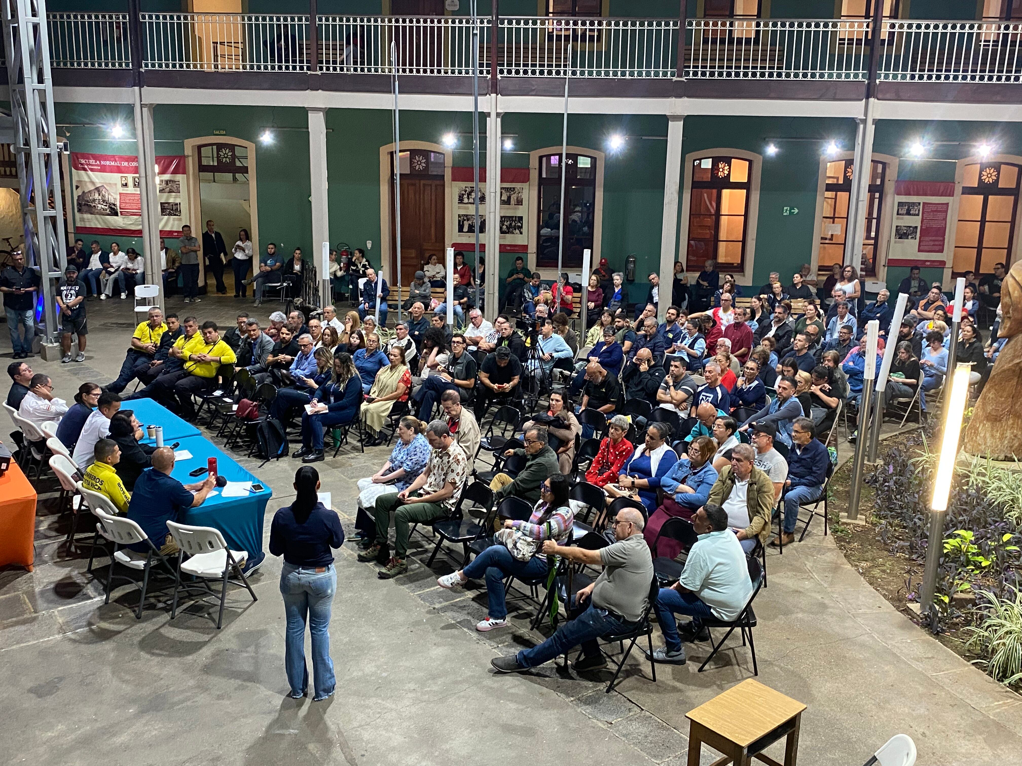 Los vecinos que asistieron a la reunión informativa escucharon la exposición de la Municipalidad de Heredia.