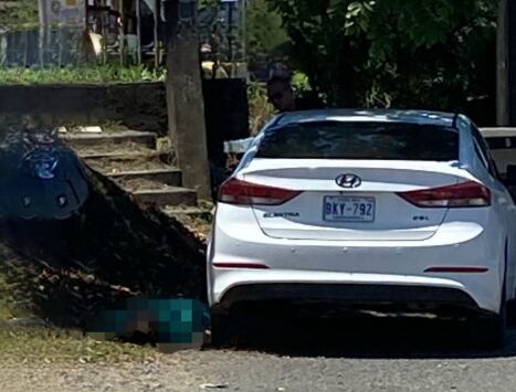 La víctima falleció cerca de un vehículo marca Hyundai Accent Blue.