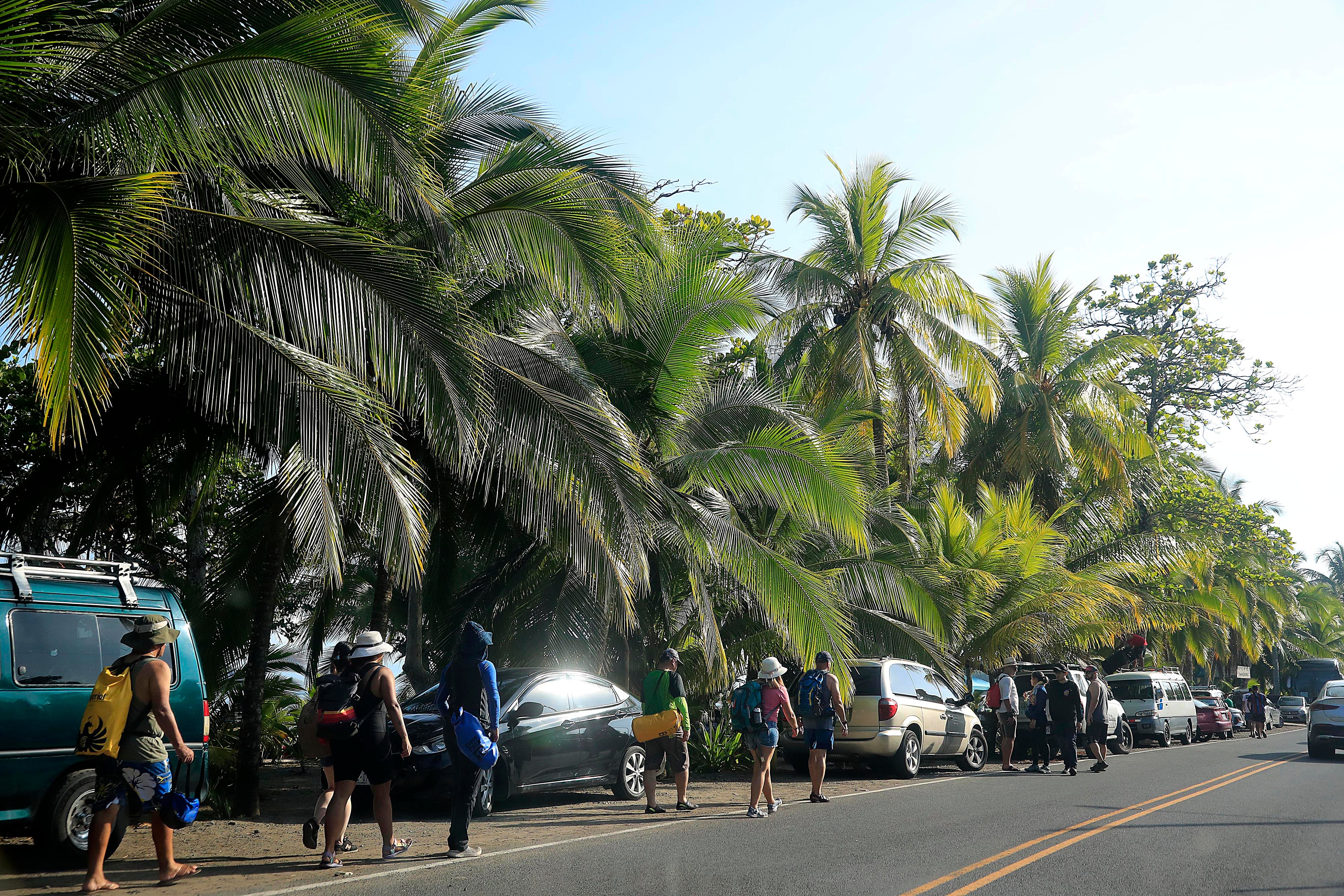 14/10/2023 Limón. Desde muy tempranas horas del día se vivió este sábado, en el atlántico de nuestro país, un gran ambiente en relación con el esperado eclipse anular de sol. Cientos de costarricenses se trasladaron a las playas del caribe sur para contemplar el anunciado acontecimiento astronómico del año, desde la parcialidad esperada para entre alrededor de las 10:15 a.m. y 1:50 p.m., pero sobre todo el punto de mayor esplendor apenas unos minutos después del mediodía. Foto: Rafael Pacheco Granados
Tempranas horas del día; Atlántico; Gran ambiente; Eclipse anular de sol; Playas del caribe sur; Acontecimiento astronómico; Parcialidad; Punto de mayor esplendor
Eclipse anular de sol
