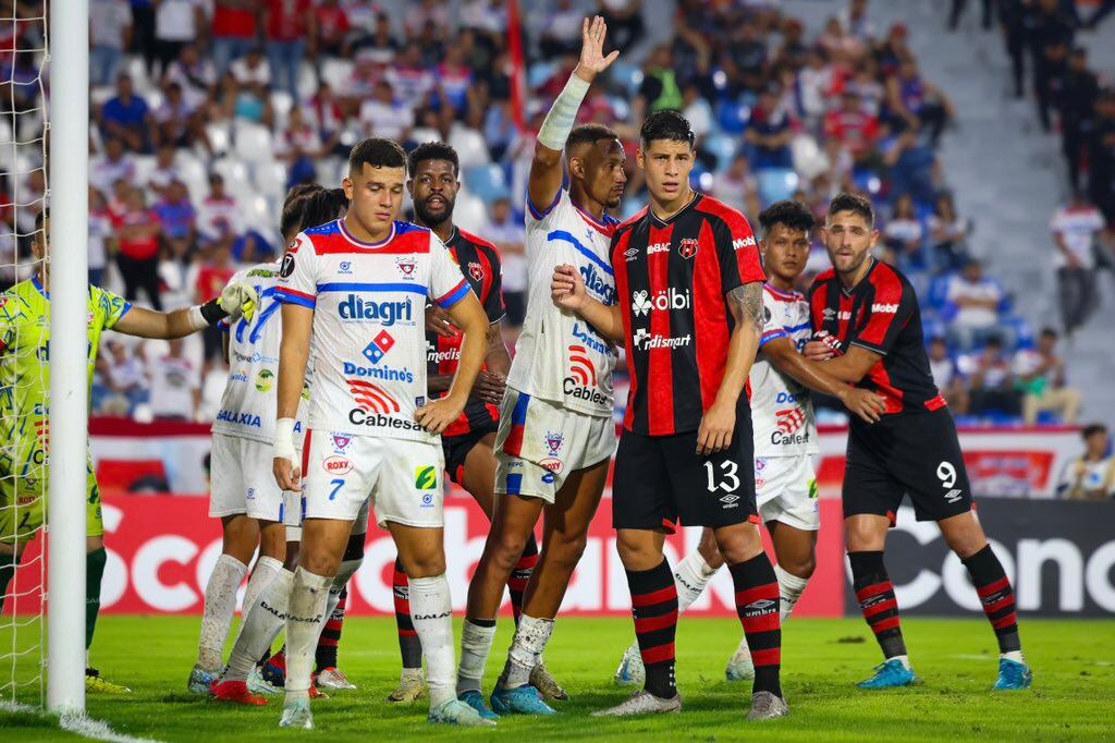 Alexis Gamboa fue dado de alta, luego del golpe en la cabeza que sufrió en el partido entre Firpo y Liga Deportiva Alajuelense.