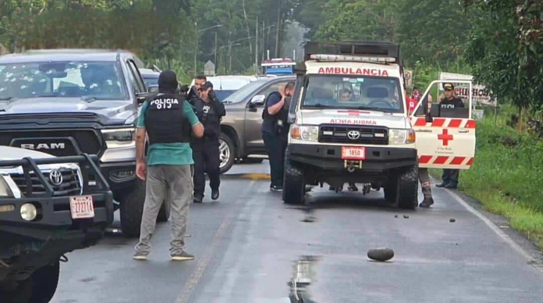Oficiales del OIJ en el sector de Palenque El Sol, dos kilómetros antes de Guatuso, sobre ruta 4. Fotografía:
