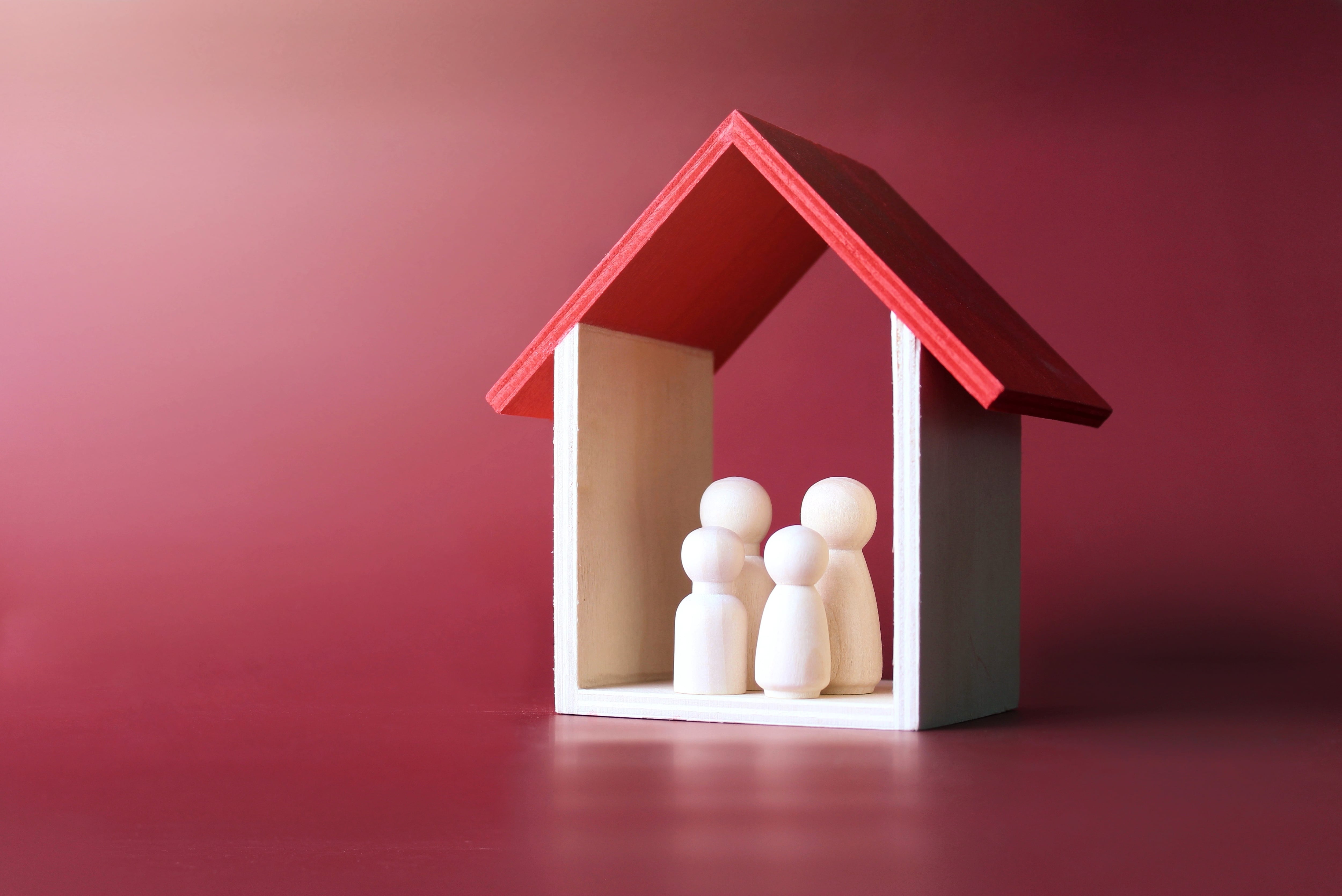 Familia, hogar, protección, casa familiar, figuras humanas bajo un techo