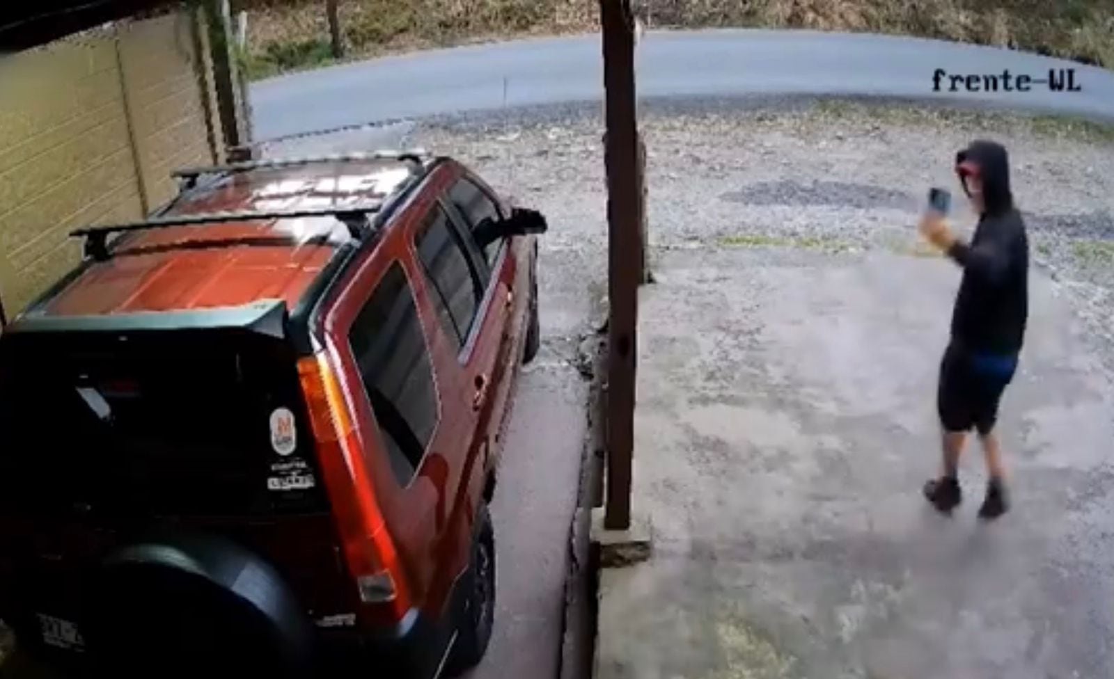 El sospechoso de cometer amenazas tomó una fotografía traslanzar una piedra a la casa del afectado.