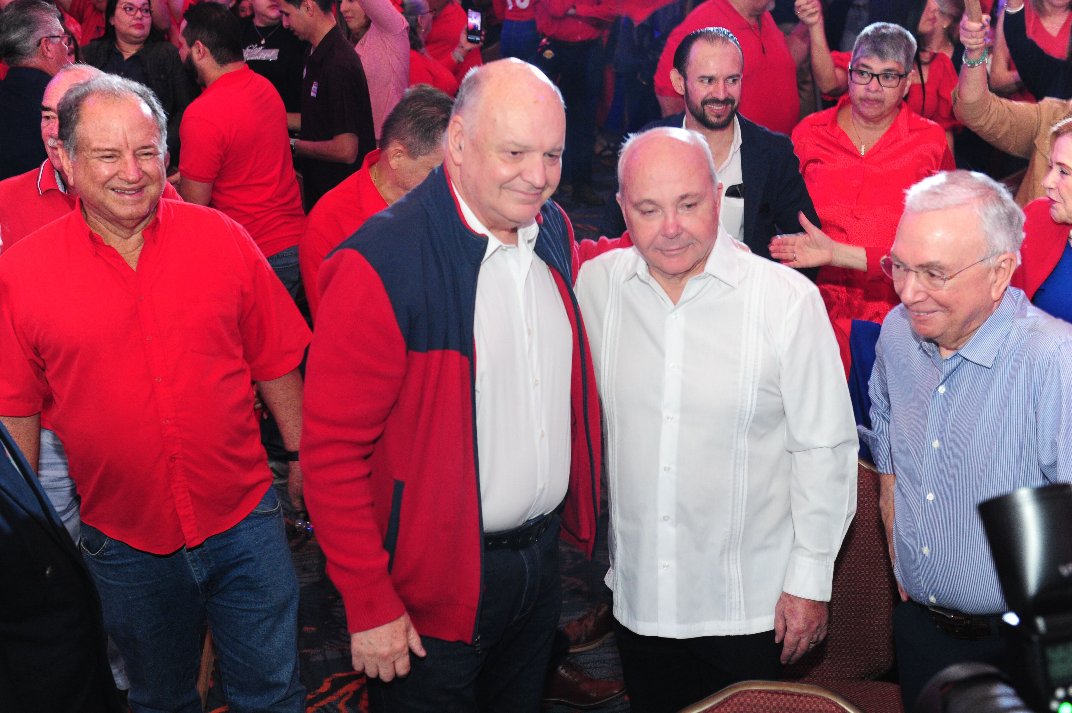 La imagen muestra a Rodolfo Piza como copartidarios del PUSC en el lanzamiento de la precandidatura de Juan Carlos Hidalgo.