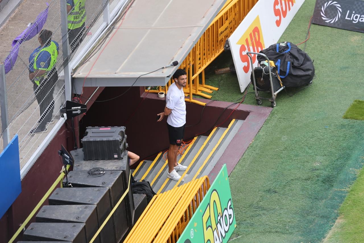 Michael Barrantes fue uno de los primeros jugadores de Liga Deportiva Alajuelense que fueron a observar la gramilla del Estadio Ricardo Saprissa.