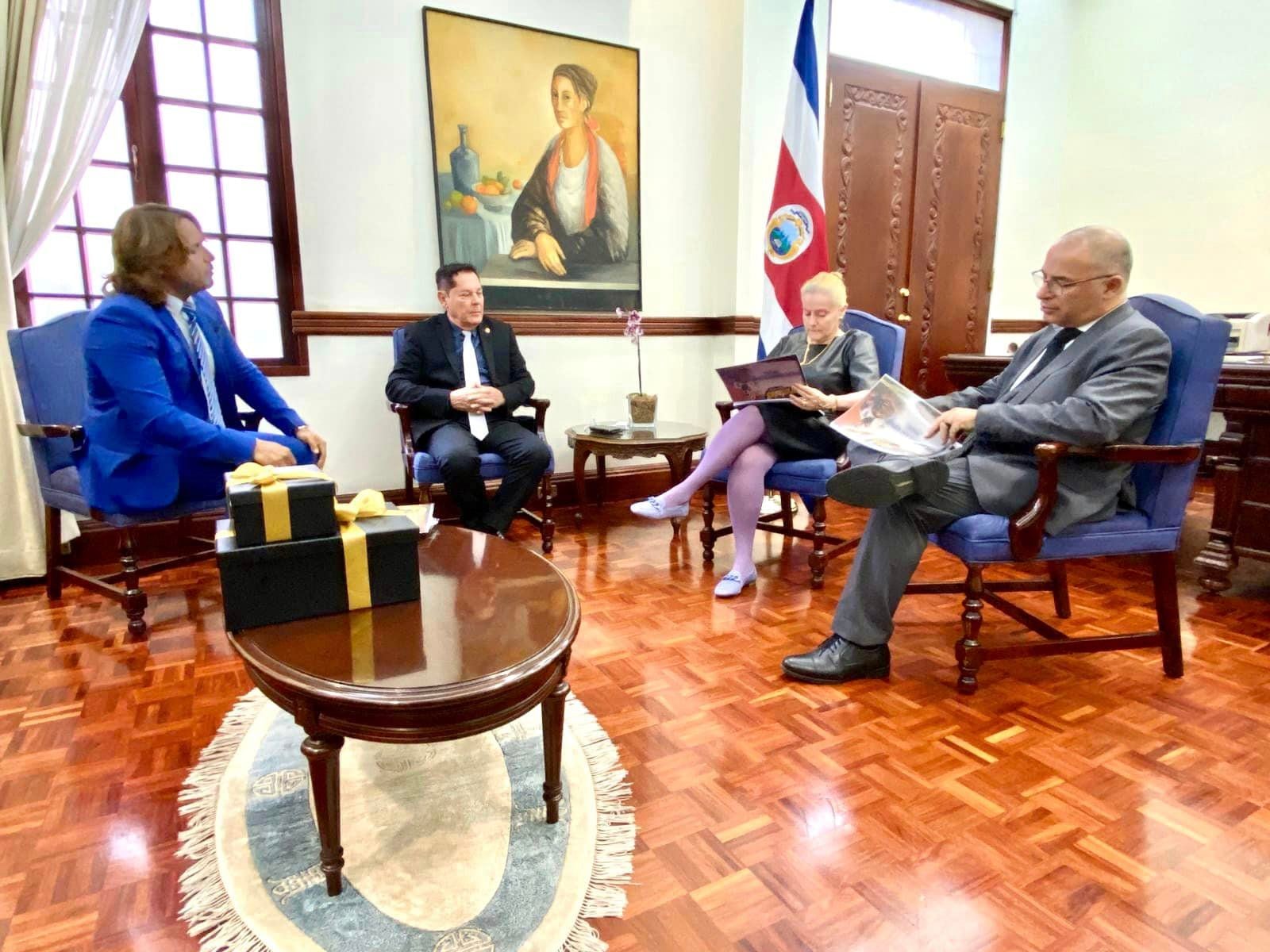 El autor y cineasta Prabhakar Sharan Prasad se reunió, en mayo pasado, con la vicecanciller Lydia María Peralta Cordero. En la reunión también estuvo presente el diputado oficialista Alexander Barrantes y Ricardo Otarola, quien es asesor de Peralta. Foto: Tomada del Facebook de Prabhakar Sharan