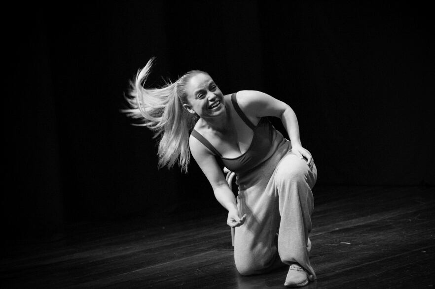 La actriz costarricense que protagoniza el monólogo y encarna a Carmela es Sofía Chaverri, y la obra fue escrita y dirigida por Luis Fernando Gómez.