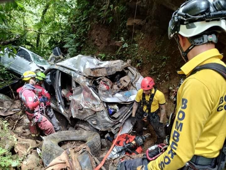 El vehículo quedó destrozado en el fondo, junto a otros carros que han quedado en el sitio desde años atrás. Foto: Cortesía