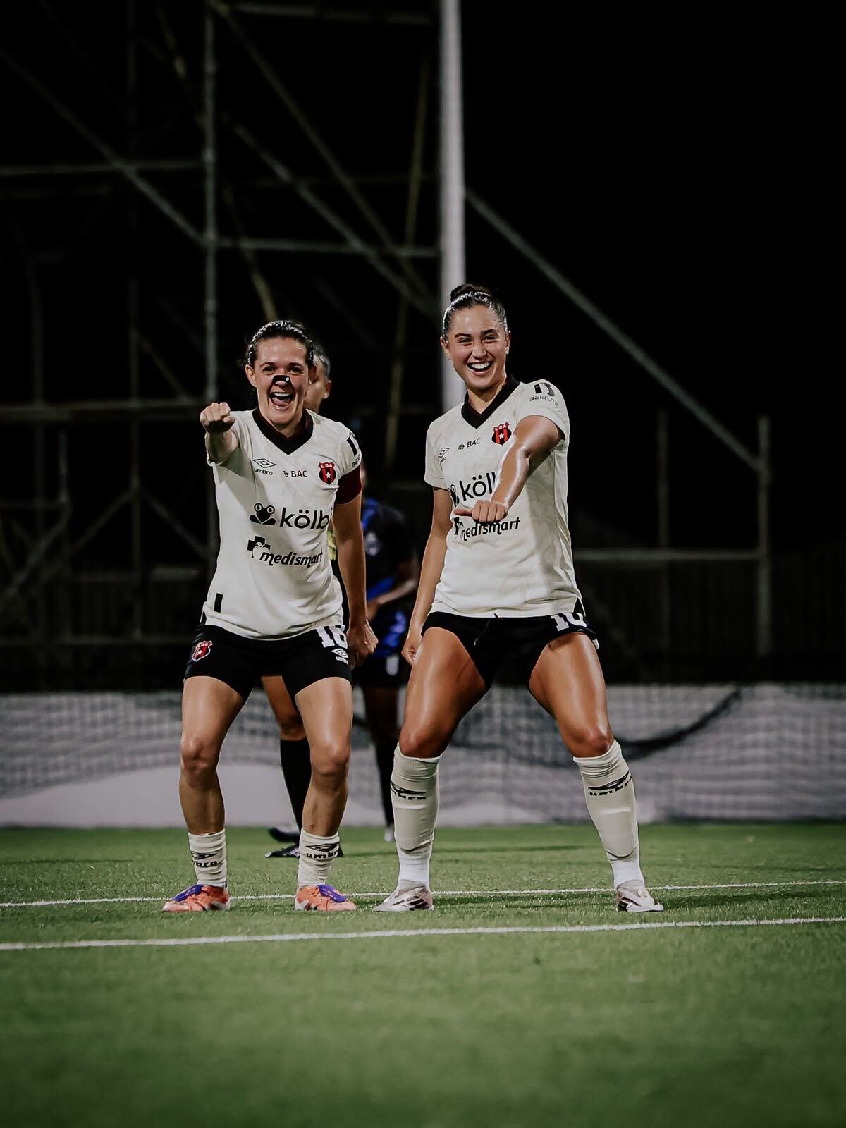 Emelie Valenciano festeja su anotación junto a Miranda Solís. Alajuelense se estrenó con triunfo en Uncaf.