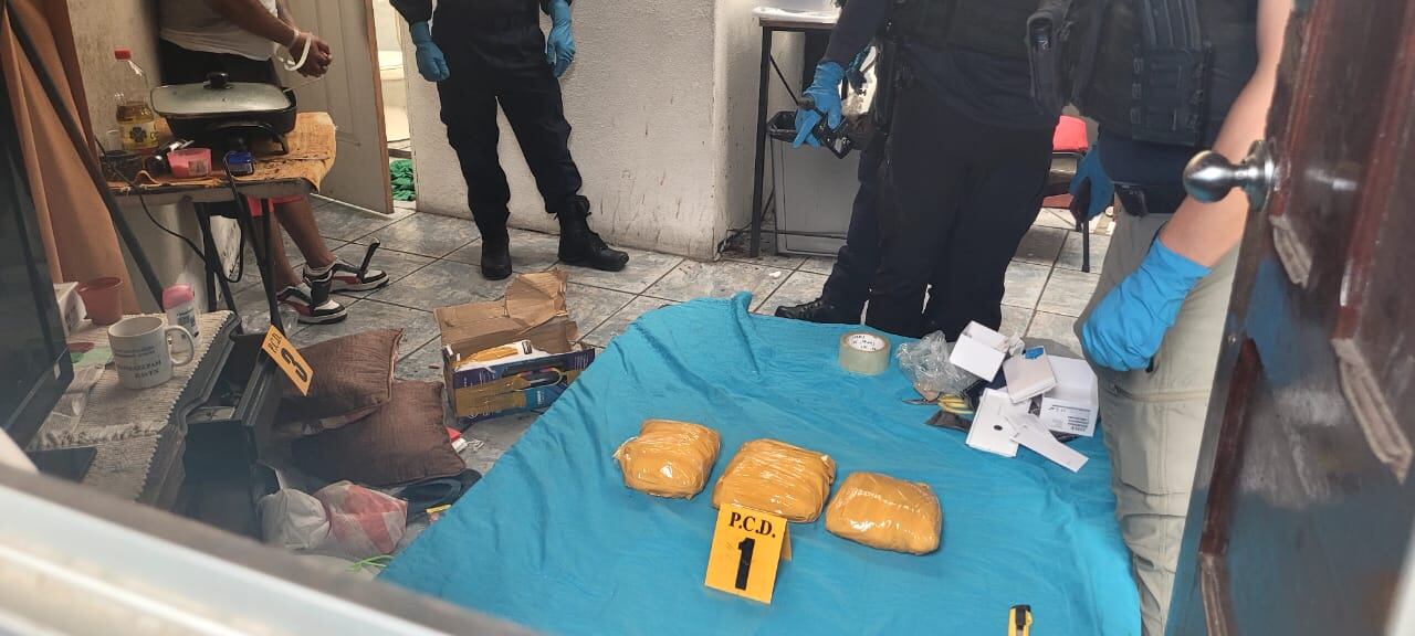 Droga incautada en operativo antidrogas. Las autoridades interceptaron a cinco personas cuando intentaban distribuir metanfetamina tipo cristal en San José. Se trata del mayor decomiso de esta droga sintética en el país. (Foto: MSP)