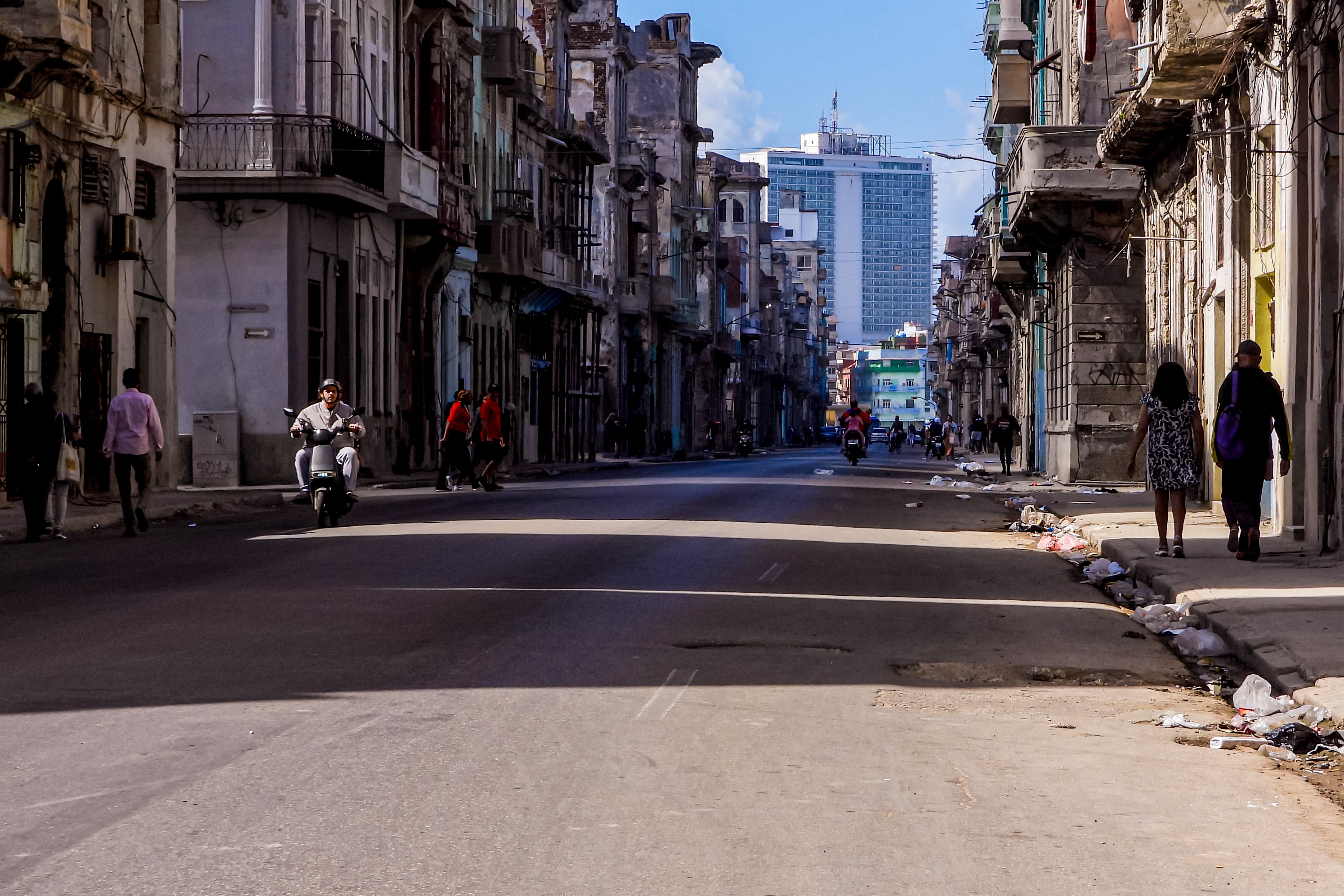 Personas por una tranquila calle de La Habana este domingo 8 de febrero de 2026. El gobierno cubano anunció la semana anterior medidas de emergencia para abordar la grave crisis energética, agravada por las sanciones estadounidenses. Estas medidas incluyen la adopción de una semana laboral de cuatro días para las empresas estatales y restricciones a la venta de combustible.