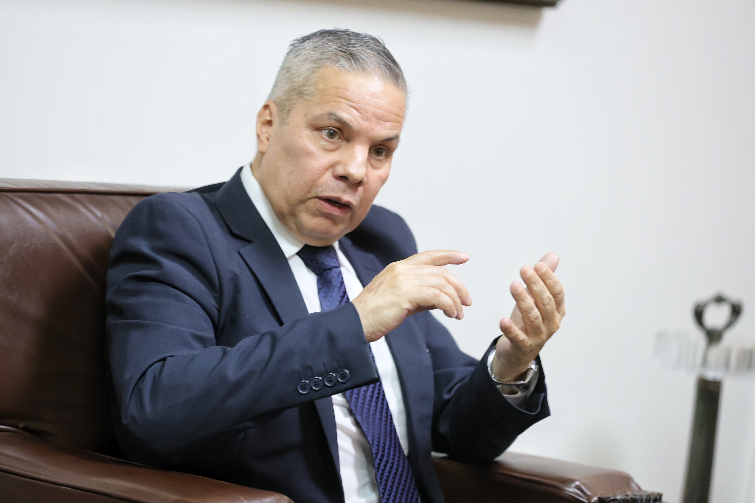 Róger Madrigal, presidente del Banco Central, habla en entrevista.