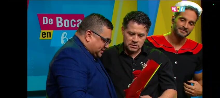 Christian Sandoval le llevó rosas y chocolates a Gustavo López durante el programa 'De Boca en boca' donde ambos fueron invitados por el Día del padre.