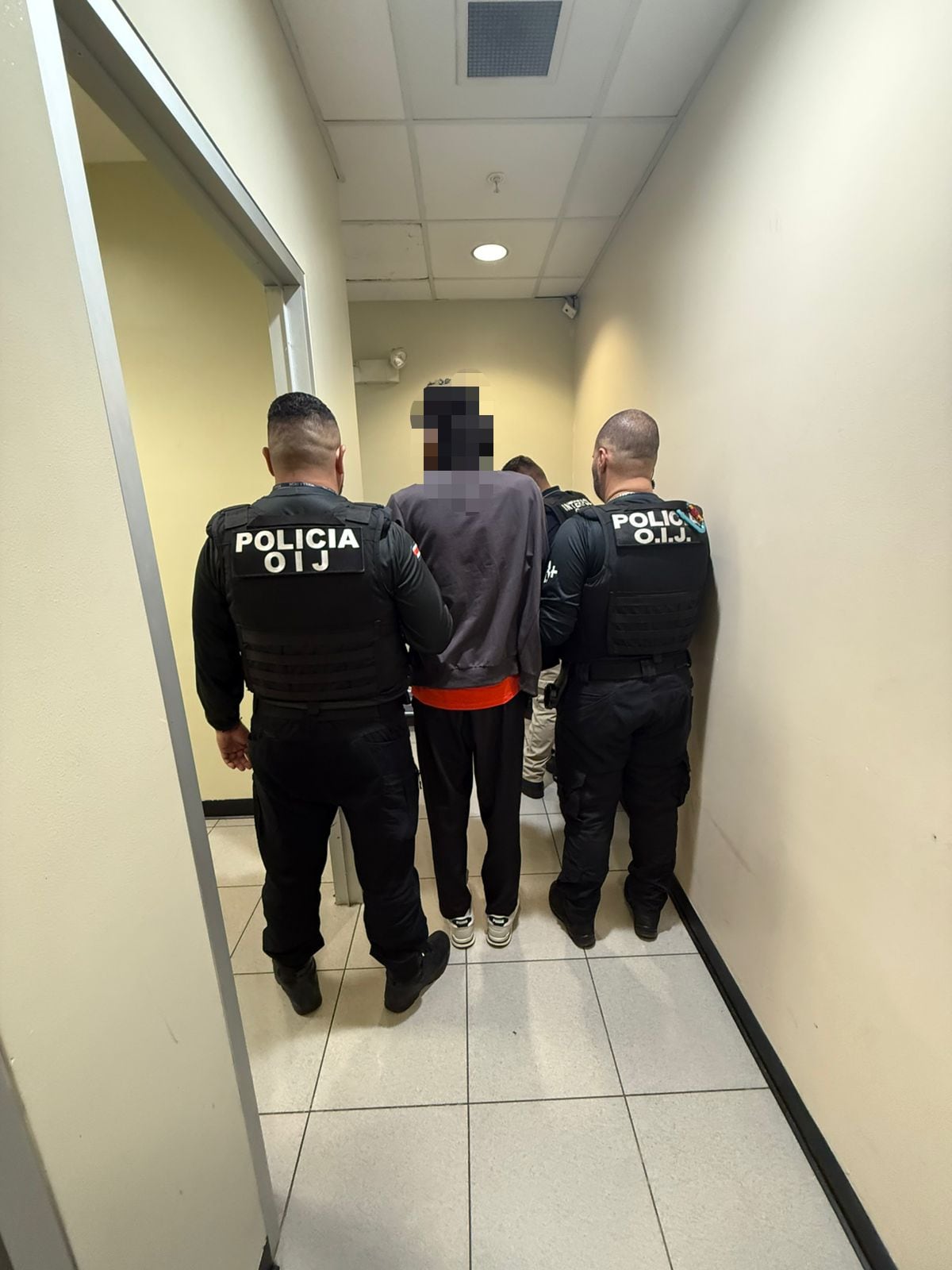 Johnny Angulo Fernández, alias John Cadenas fue entregado por agentes del OIJ a oficiales la Guarda de Finanzas de Italia. En ese país lo requieren por tráfico internacional de drogas.