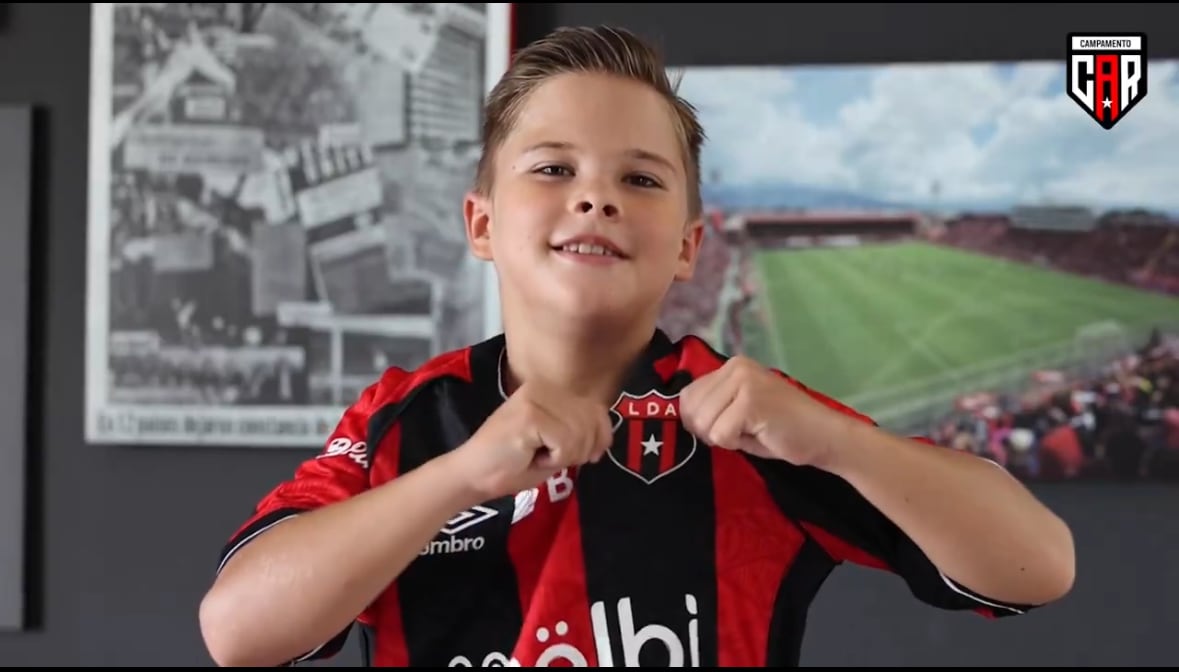 Nicolás Víquez cuenta como anécdota que a él siempre le dicen que si es quien salió por televisión y si es tataranieto de Alejandro Morera Soto.