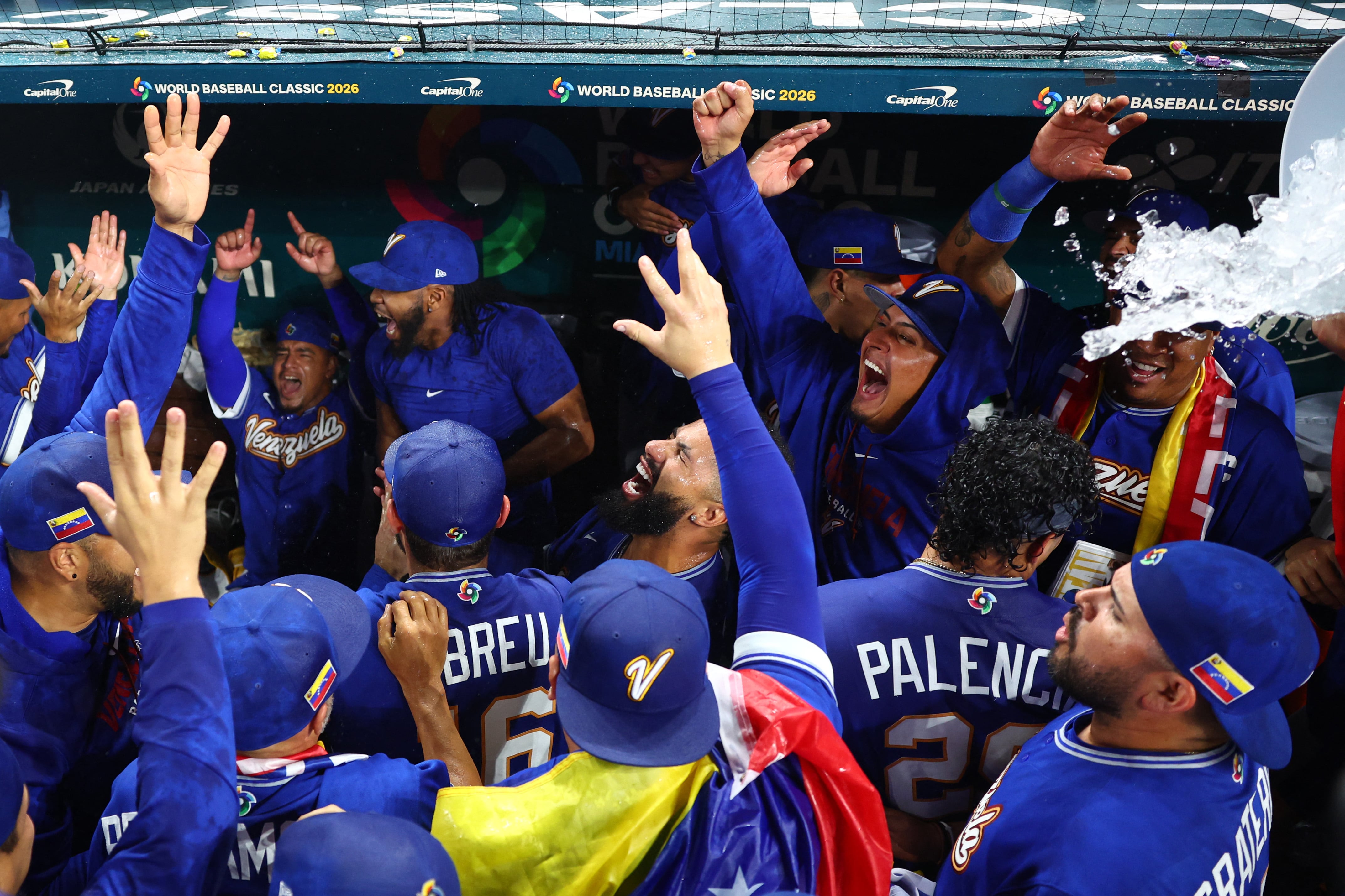 Los jugadores de Venezuela celebran la victoria ante Italia en la semifinal del Clásico Mundial del Béisbol que se disputó en Miami.