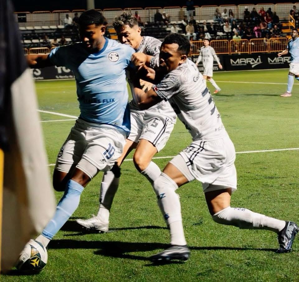 Josimar Méndez disputa el balón durante un partido lleno de goles entre Sporting y Pérez Zeledón.