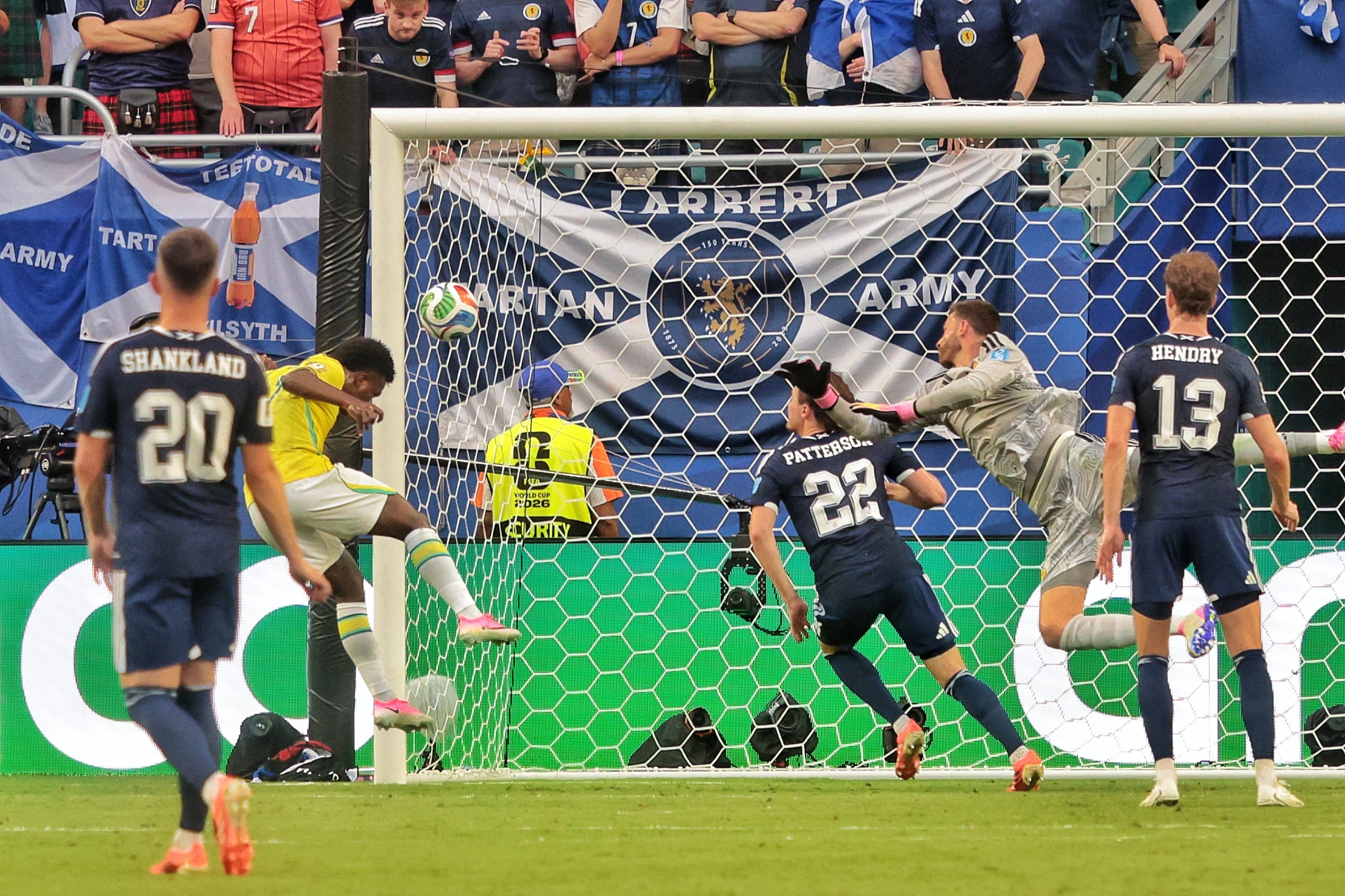 Vinícius Jr. anota de cabeza el segundo gol de Brasil ante Escocia en el Estadio de Miami, por el Mundial 2026.