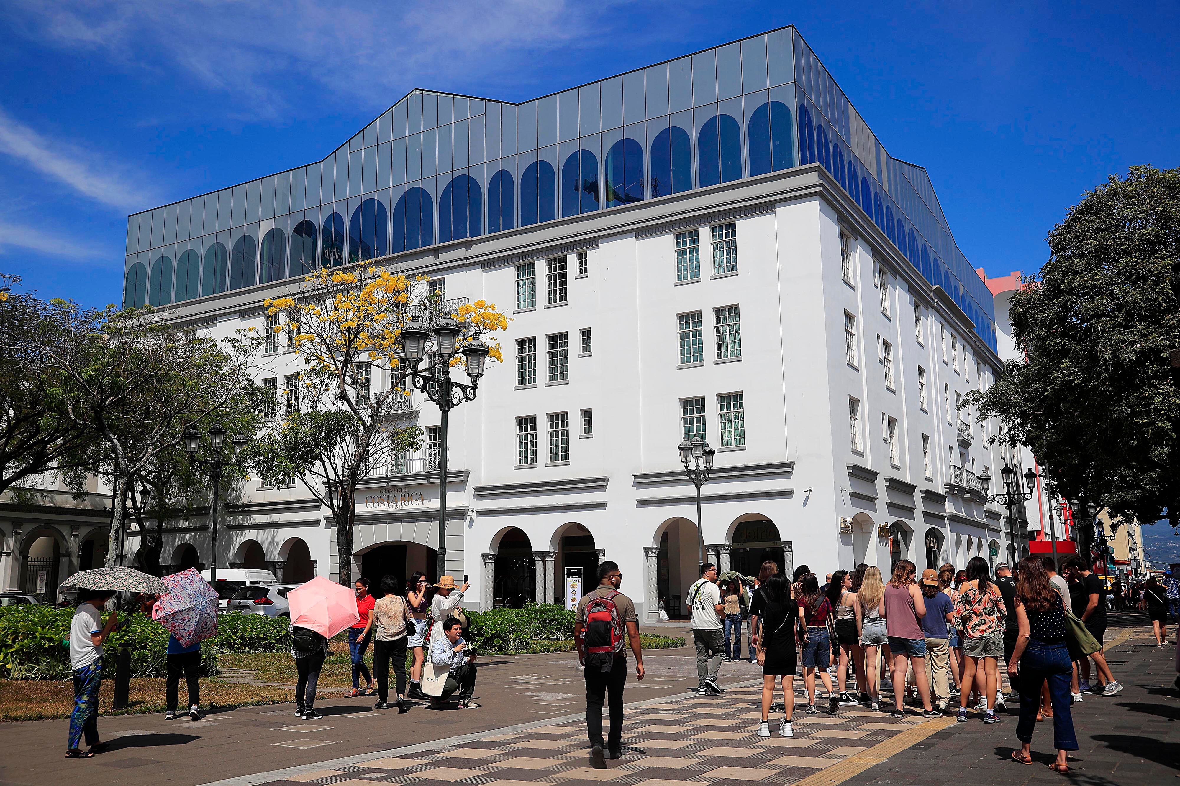 13/01/2024 San José. El calor de los primeros días del año, motivado por cielos despejados, sol radiante y altas temperaturas obliga en muchos casos a usar sombrillas y demás opciones para proteger la piel. En la Plaza de la Cultura, niños y palomas sacaron provecho de los chorros de agua de la fuente para refrescarse e incluso divertirse.