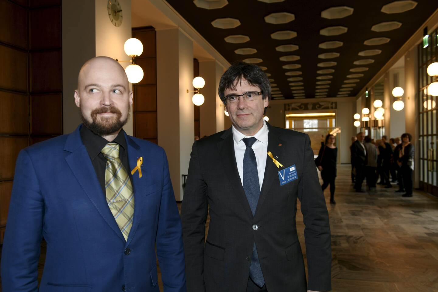 Member of Finnish Parliament Mikko K�rn� (L) escorts Catalonia's deposed leader Carles Puigdemont as he visits the Finnish Parliament in Helsinki, Finland on March 22, 2018. / AFP PHOTO / Lehtikuva / Martti Kainulainen / Finland OUT
