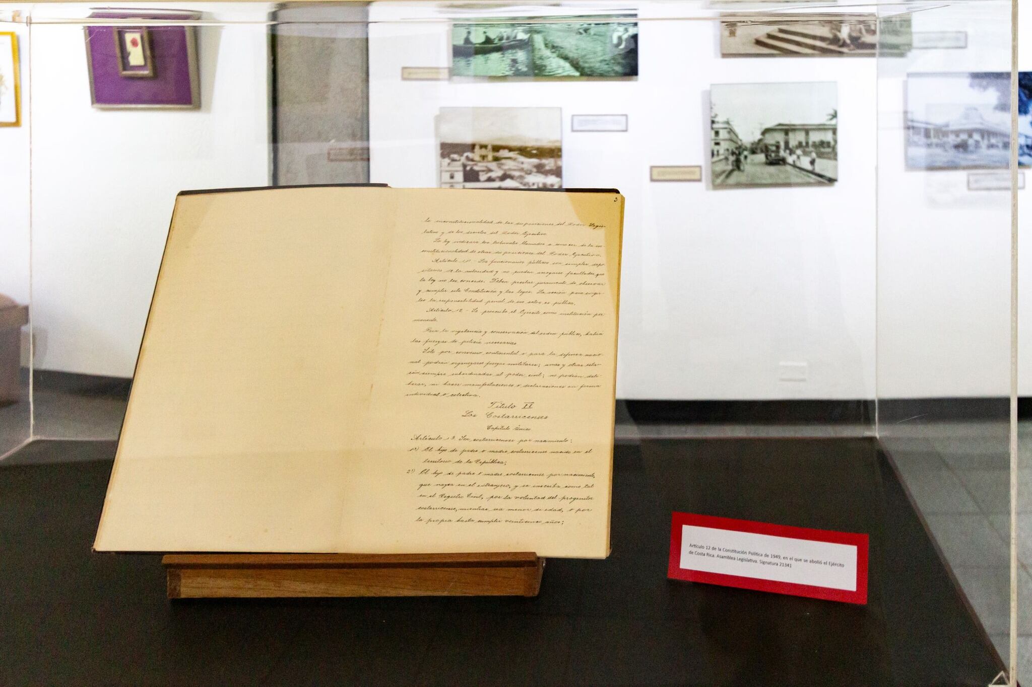 Constitución Política de Costa Rica, aprobada en 1949, en custodia del Archivo Nacional, utilizada como símbolo en un debate sobre reformas actuales.