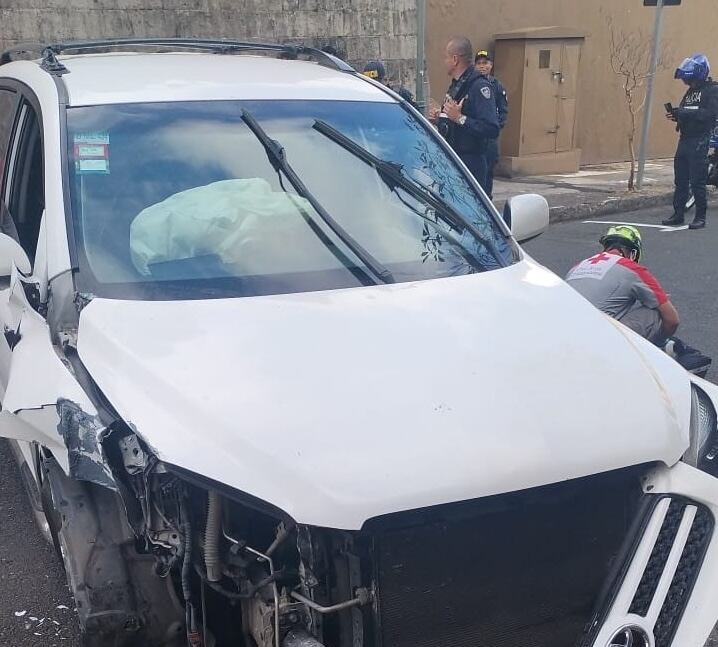 Agentes de OIJ y Fuerza Pública asistieron las labores de Cruz Roja en el levantamiento de los cuerpos. Fotografía: