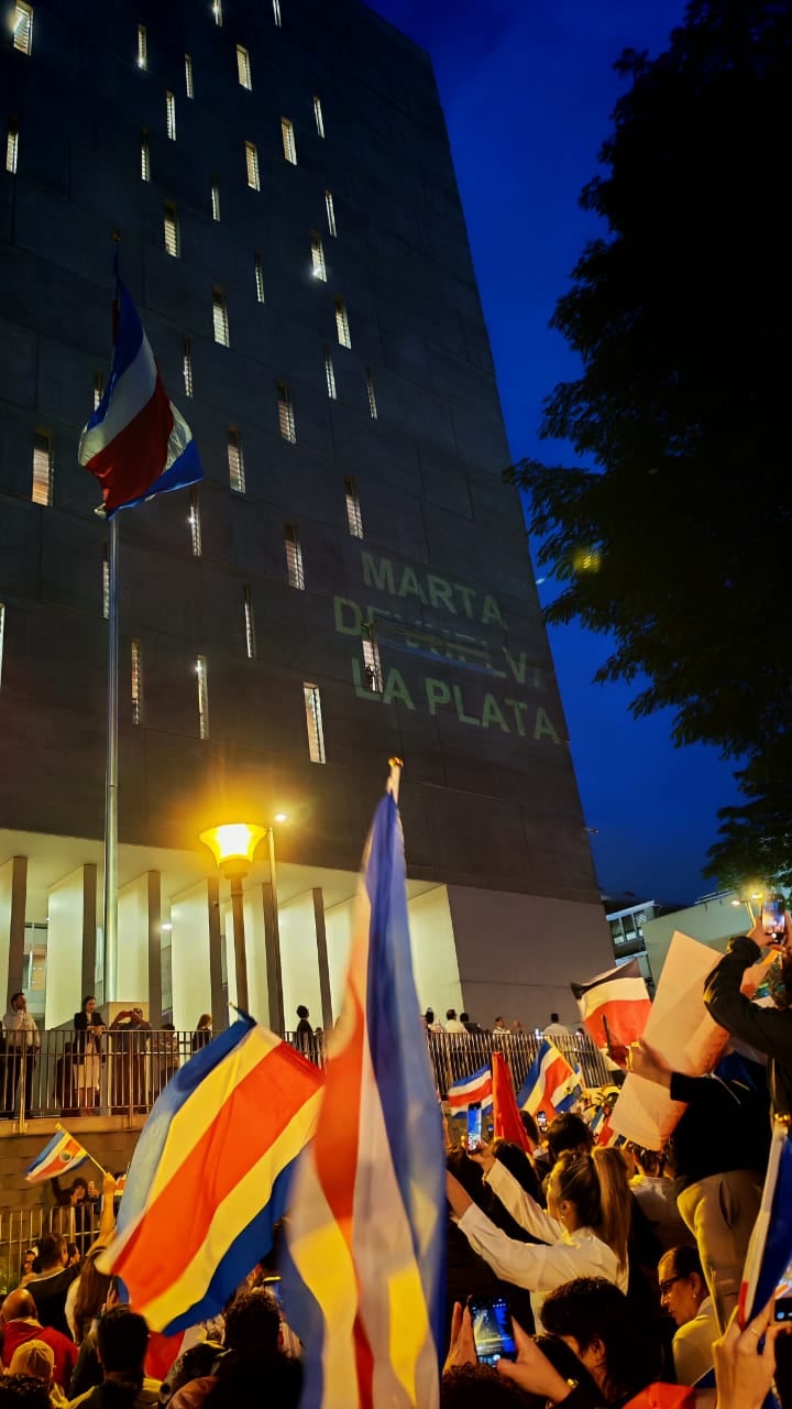 Los manifestantes proyectaron el siguiente mensaje con luz en el edificio de la Asamblea Legislativa: "Marta devuelva la plata".