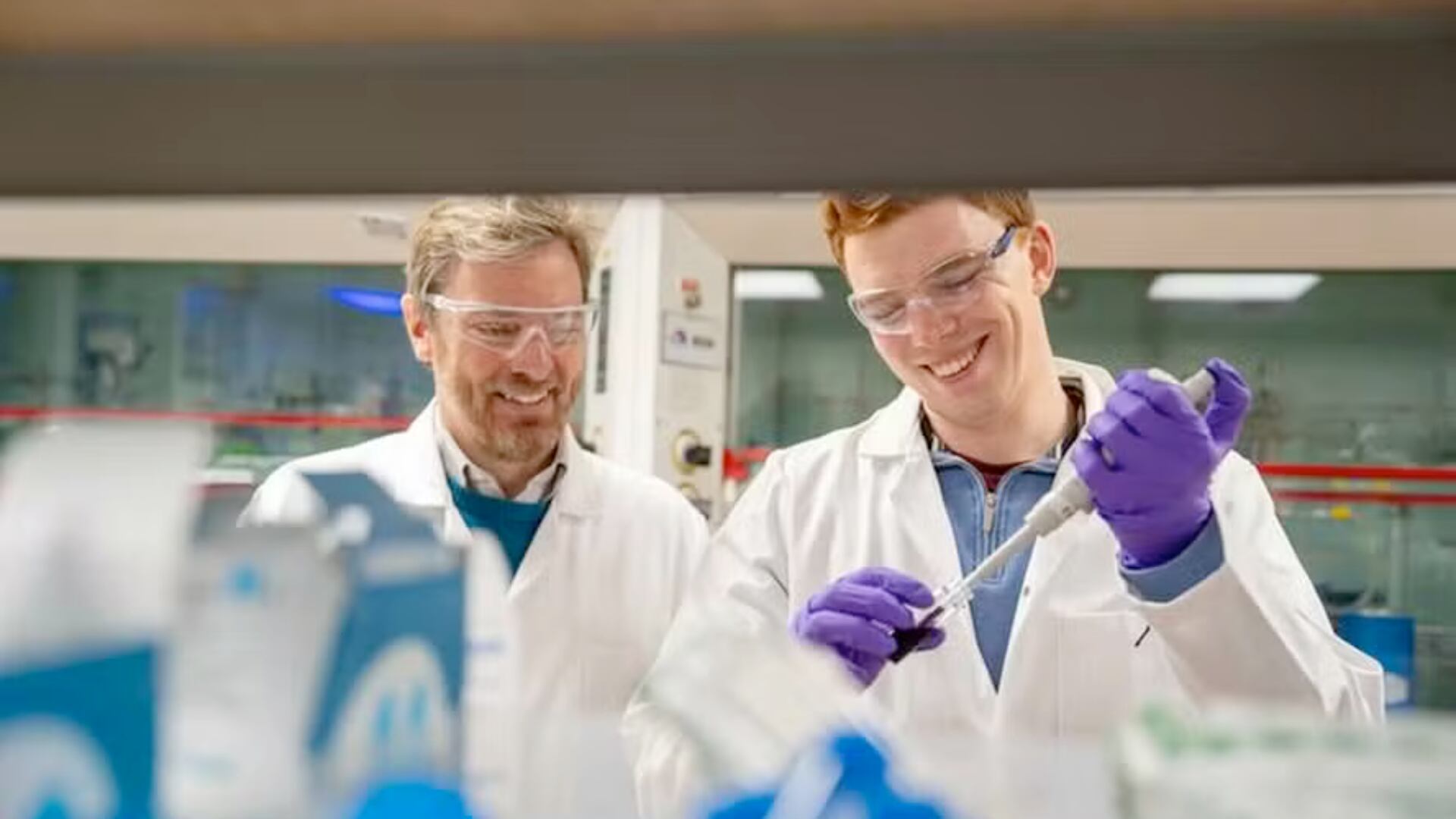 Científicos de Cambridge detectaron una reacción química tras un error de laboratorio. El método permitiría producir medicamentos más rápido y con menor impacto.