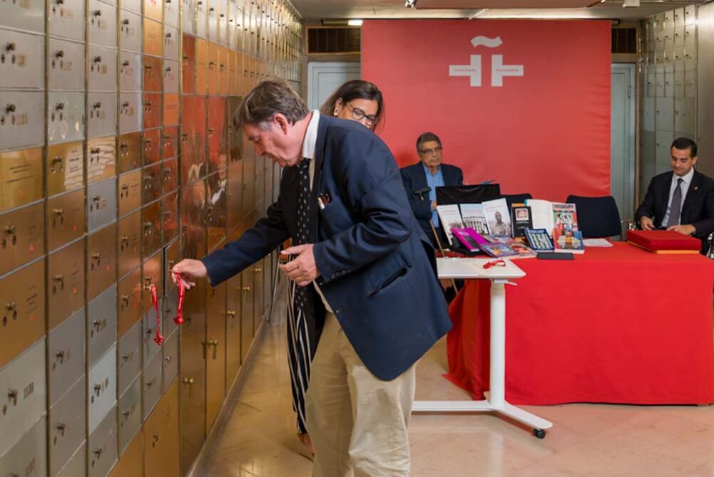 El director del Instituto Cervantes, el poeta Luis García Montero, en la Caja de las Letras, en Madrid.