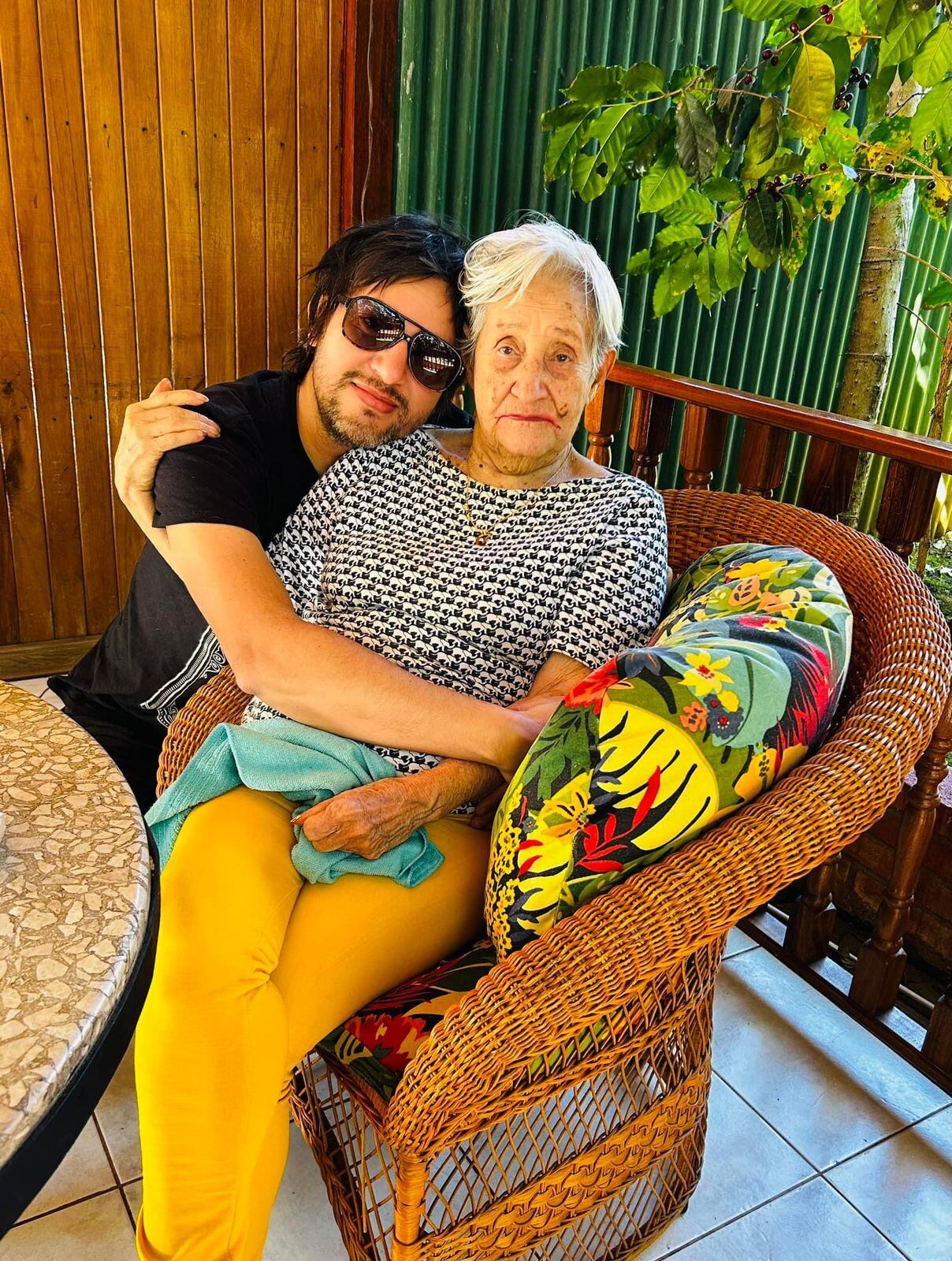 El DJ costarricense Lawrence Casal creció escuchando 'Festival de recuerdos' en radio Sinfonola junto a su madre Helia Alfaro.