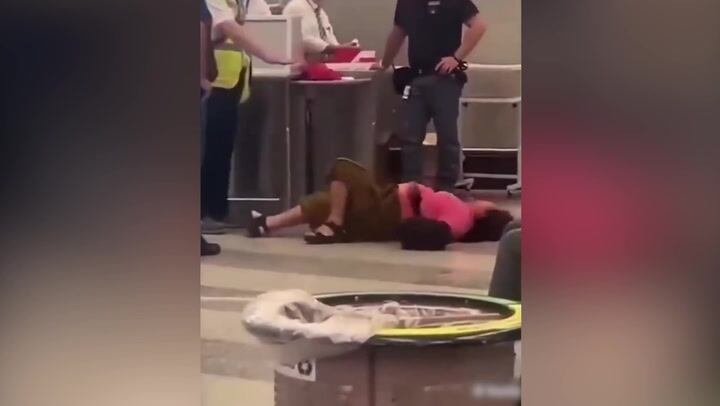 Una turista en Milán reaccionó con gritos y patadas al saber que su maleta superaba el peso permitido.