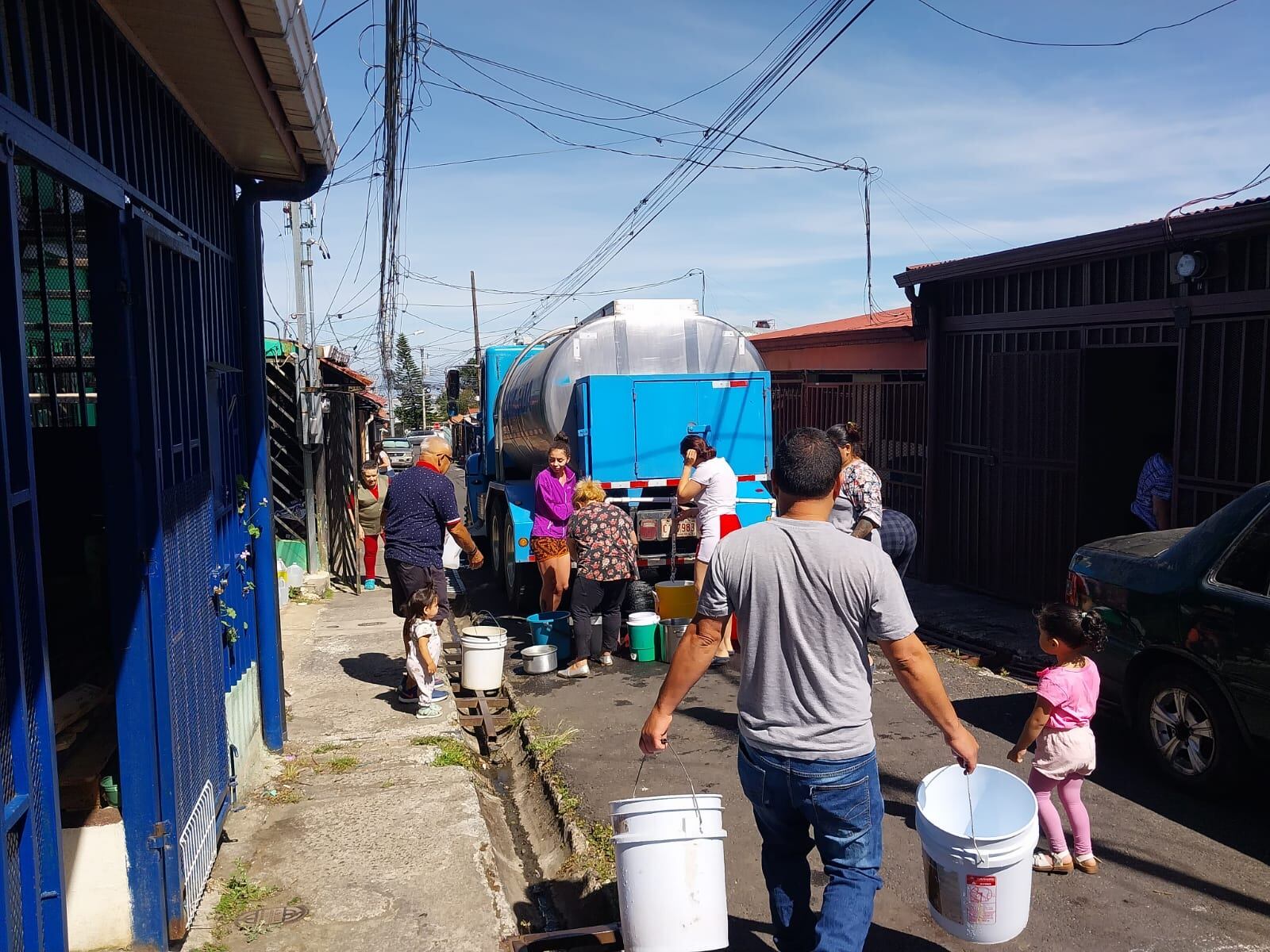 Don Franklin López Quirós es vecino de San Francisco de Coronado, además tiene un emprendimiento la Soda y Pizzería La Torres, y se la ha tenido que jugar como un gato para poder mantener su negocio abierto porque, según nos confirma, tiene ya 5 días sin agua
