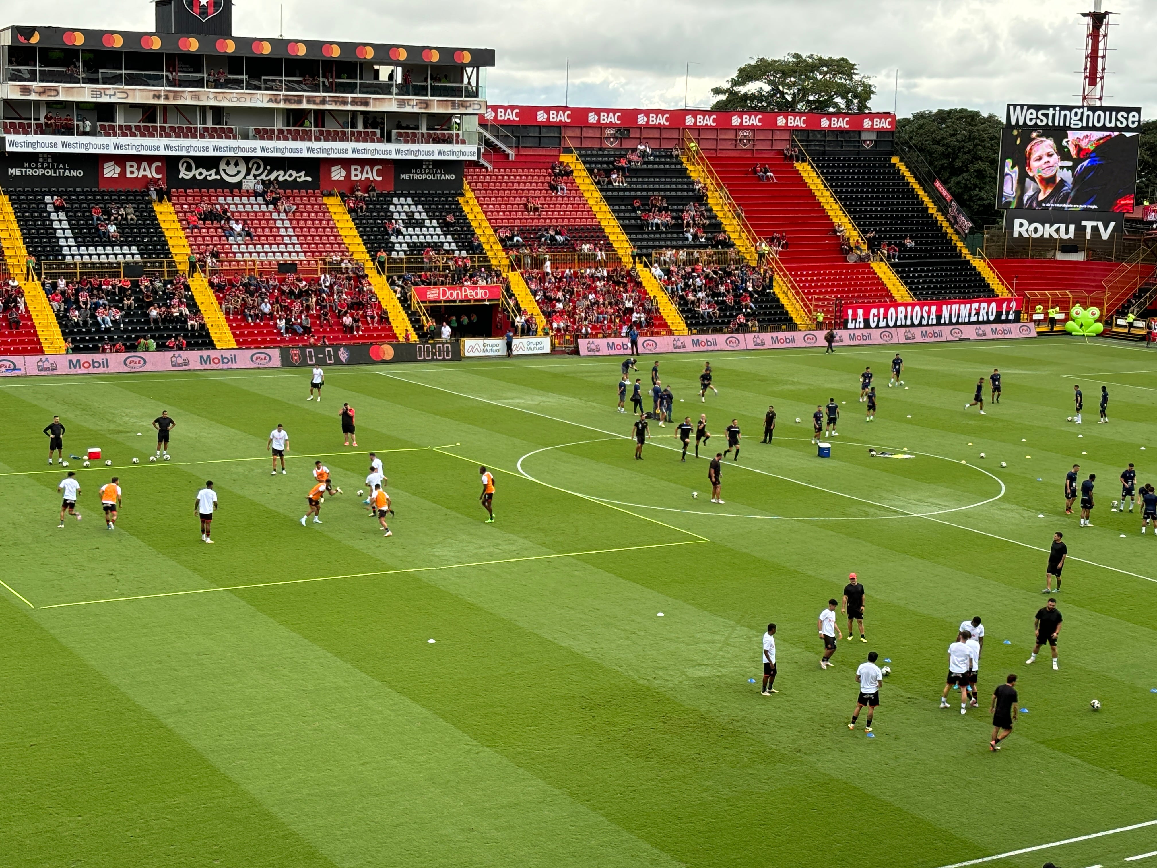 Liga Deportiva Alajuelense y Cartaginés efectúan sus ejercicios de calentamiento en el Estadio Alejandro Morera Soto.