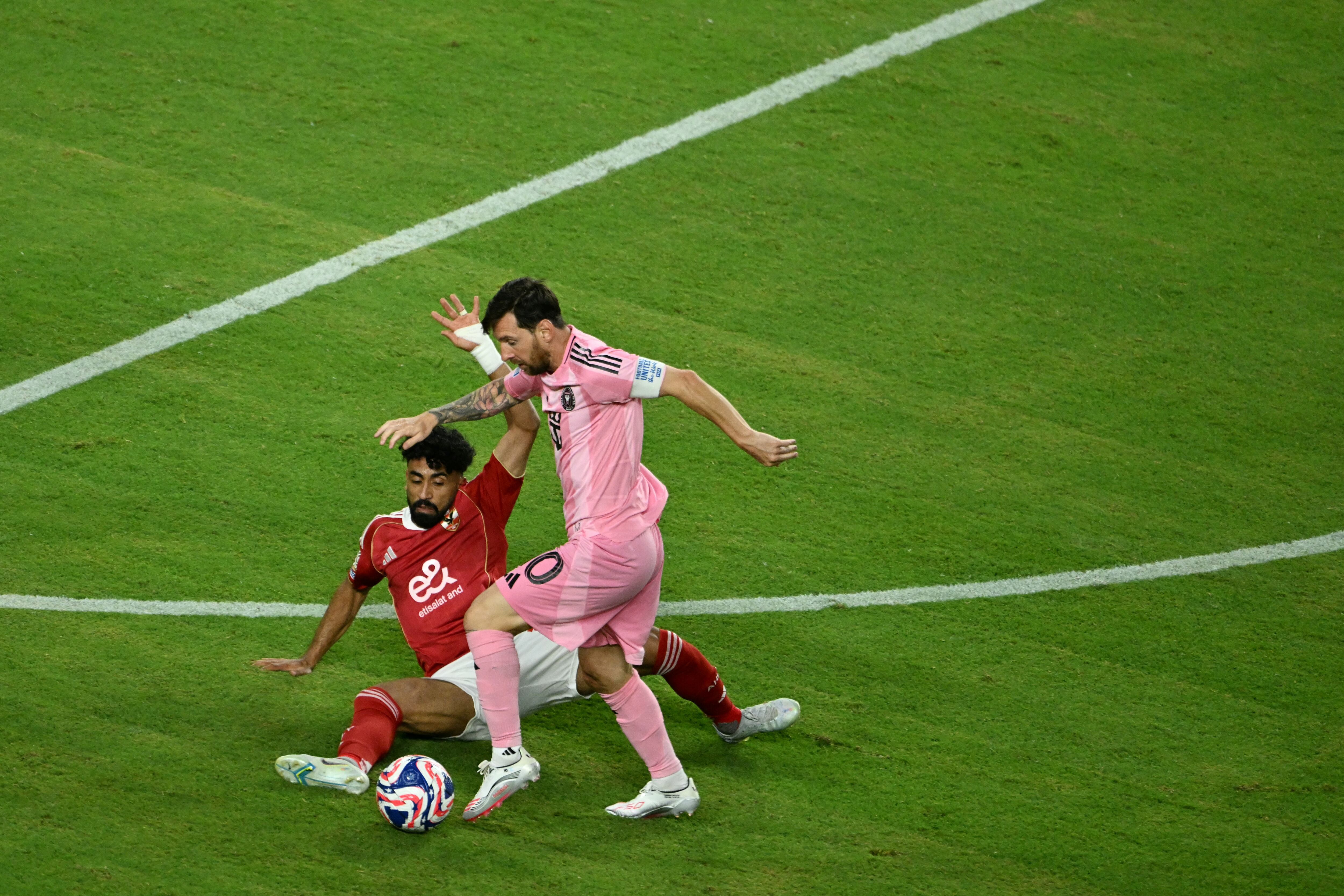 Lionel Messi disputa el balón con Marwan Attia, durante el duelo entre el Inter Miami y el Al Ahly por la inauguración del Mundial de Clubes.