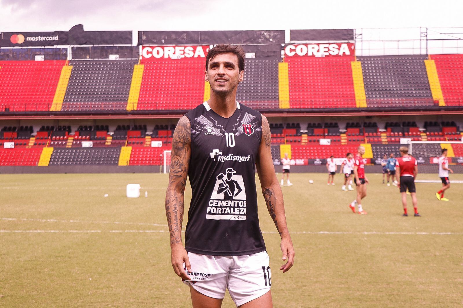 Bryan Ruiz estuvo emocionado en el entrenamiento de este viernes. Lilly Arce.