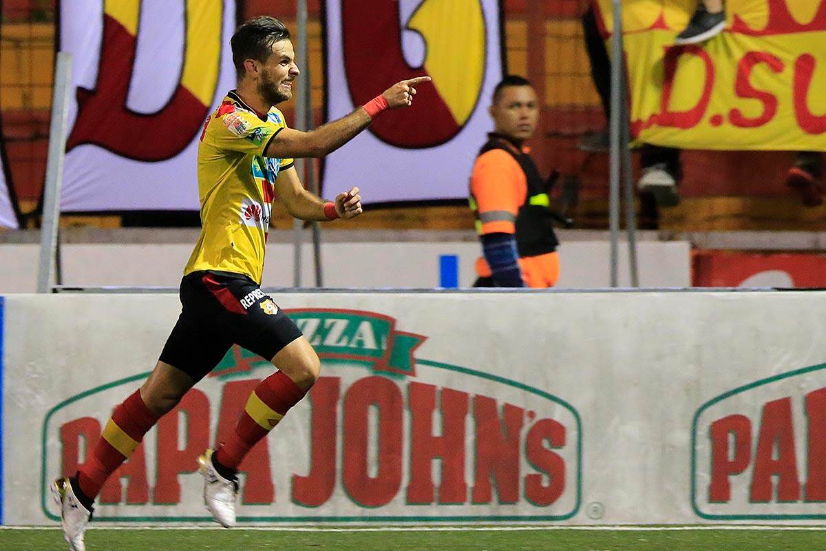 Yendrick Ruiz festeja su anotación del pasado sábado ante Alajuelense en el estadio Rosabal Cordero.