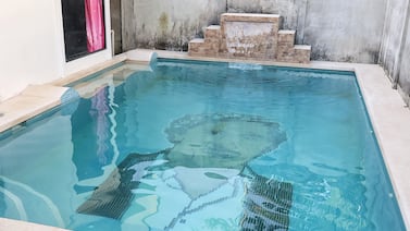 Casa de alias Chon allanada en Liverpool tiene piscina con imagen de Pablo Escobar