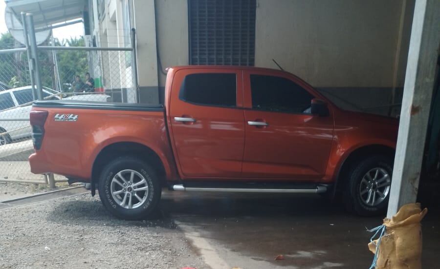 Un joven de 19 años que era de San José, pero vivía en Parrita, fue asesinado a plena luz del día la mañana de este sábado. Otros dos resultaron heridos de bala. Foto: Cortesía MZ Noticias.