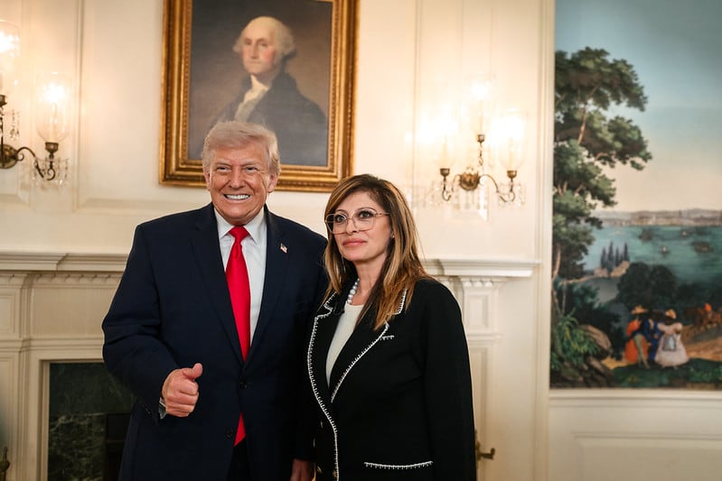El presidente Donald J. Trump participa en una entrevista con Maria Bartiromo, de Fox, el martes 14 de abril de 2026, en el Salón de Recepciones Diplomáticas de la Casa Blanca.