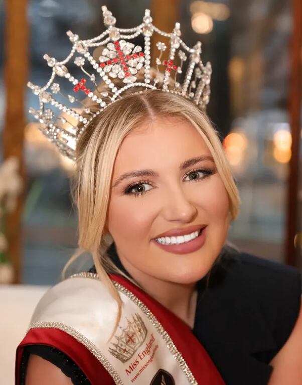 La organización de Miss Mundo rechazó las acusaciones y aseguró que Milla Magee se retiró por una emergencia familiar.