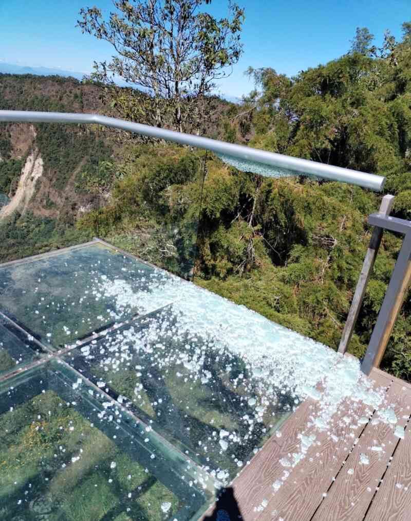 Los cristales de este mirador del Parque Nacional El Boquerón, ubicado en el volcán de San Salvador,
colapsaron por el sismo. Foto: Cortesía ElSalvador.com