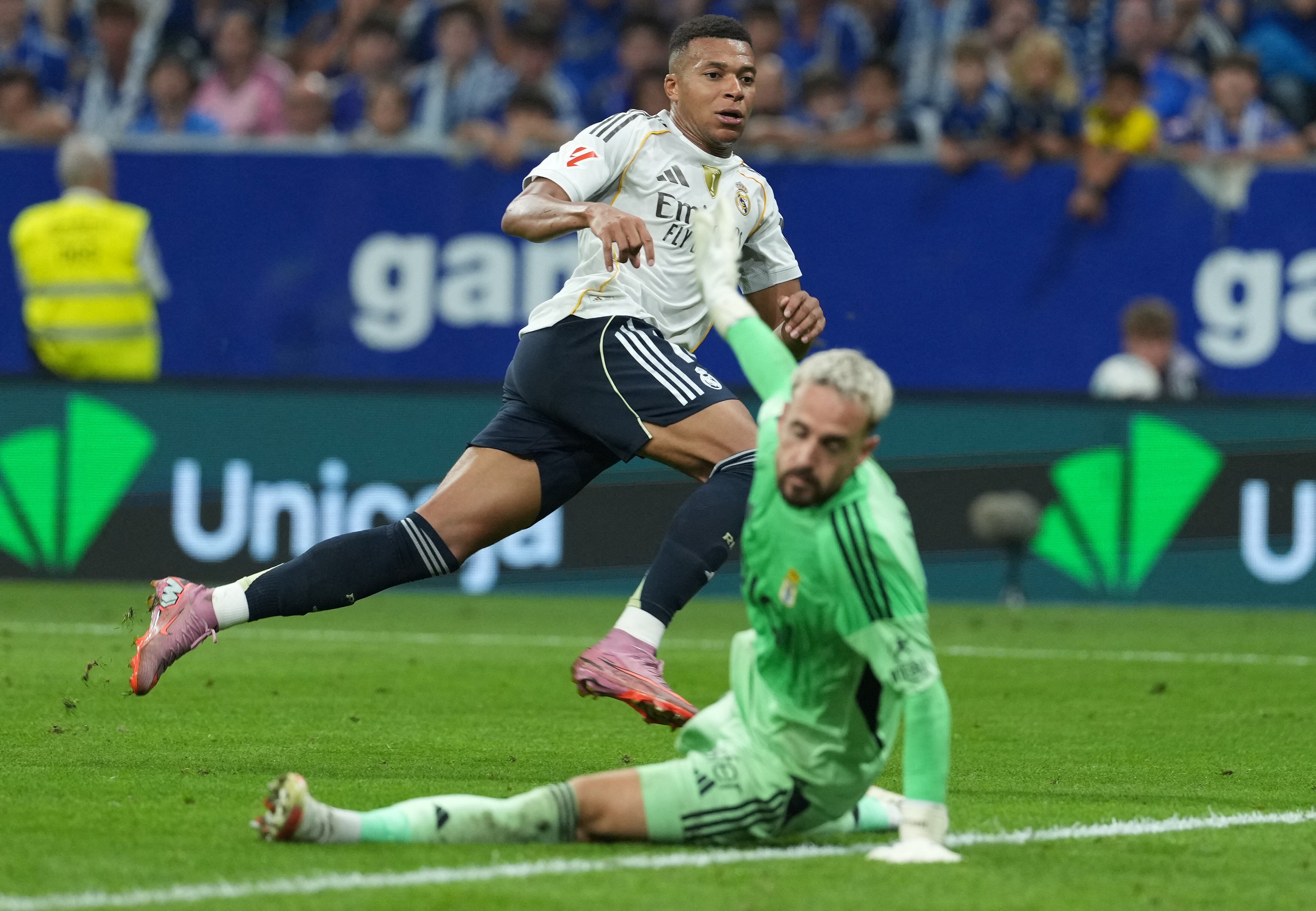 El delantero del Real Madrid Kylian Mbappé anota el segundo gol de su equipo ante el Oviedo por la Liga Española.