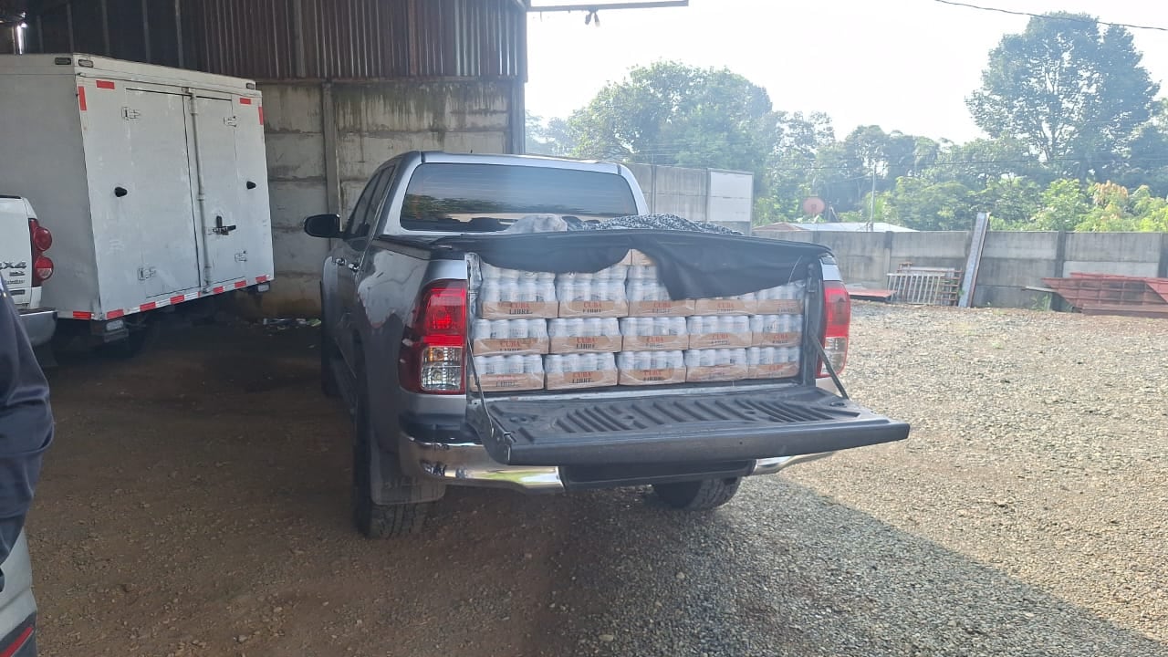 Imagen del pick-up que transportaba este cargamento de licor